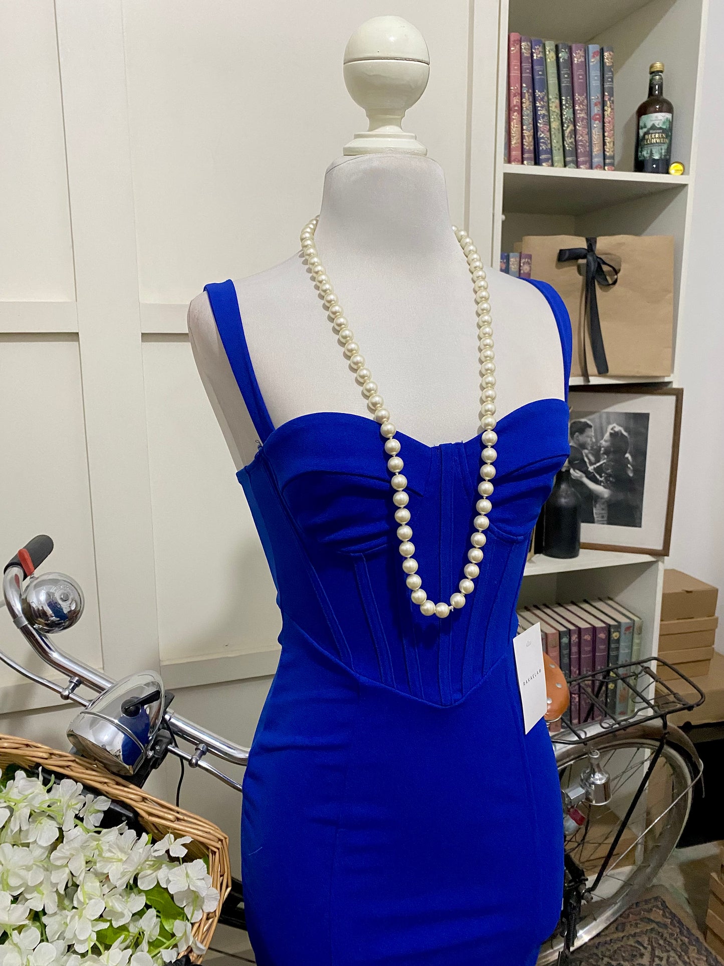 Vestido midi ajustado azul rey o real tirantes