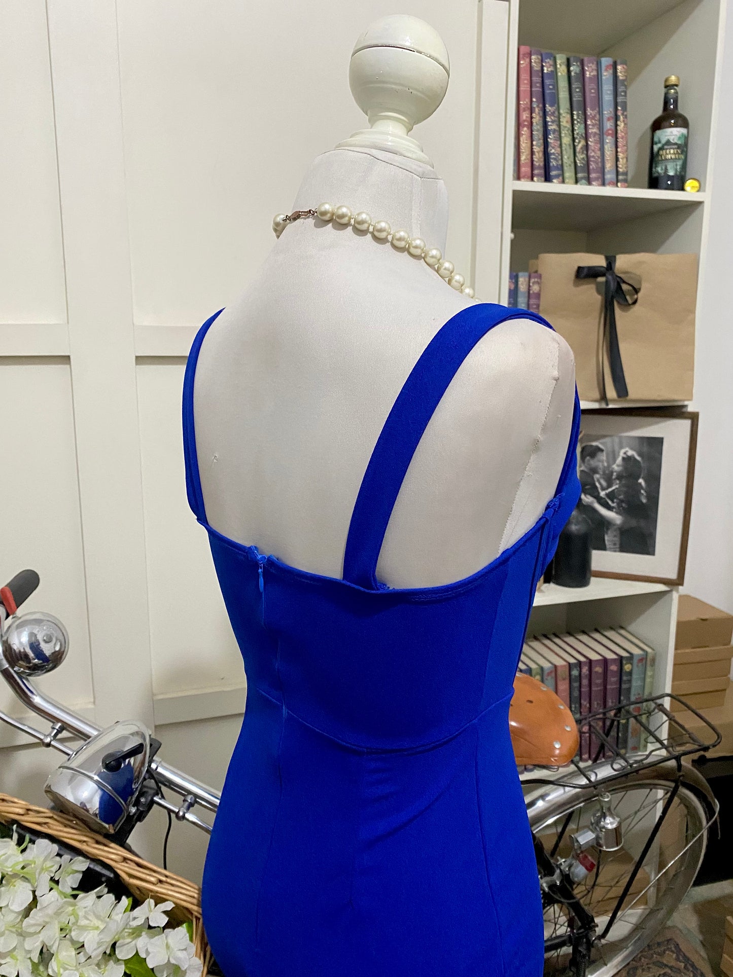 Vestido midi ajustado azul rey o real tirantes