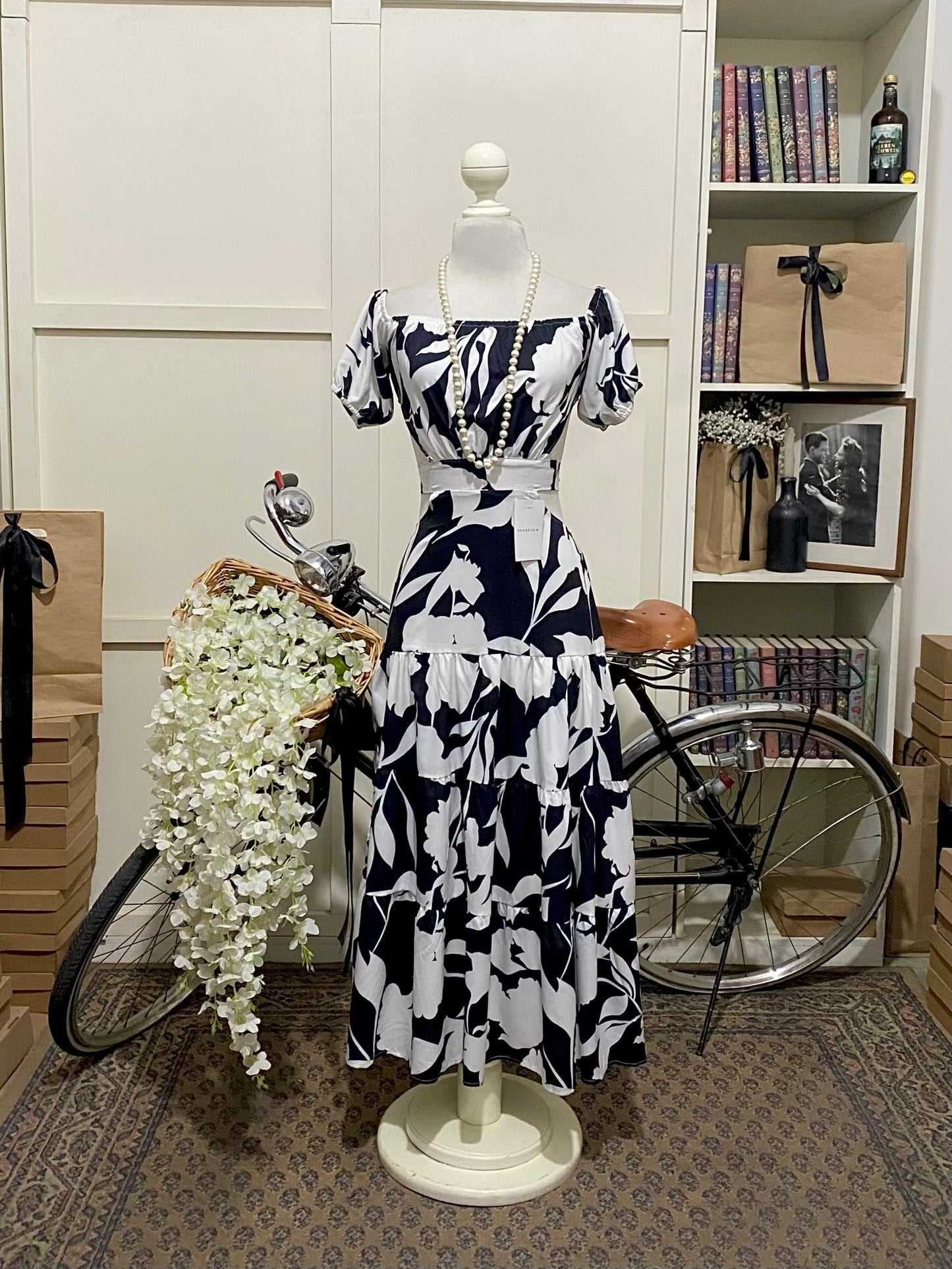 Vestido midi línea A negro flores hombros descubiertos manga corta