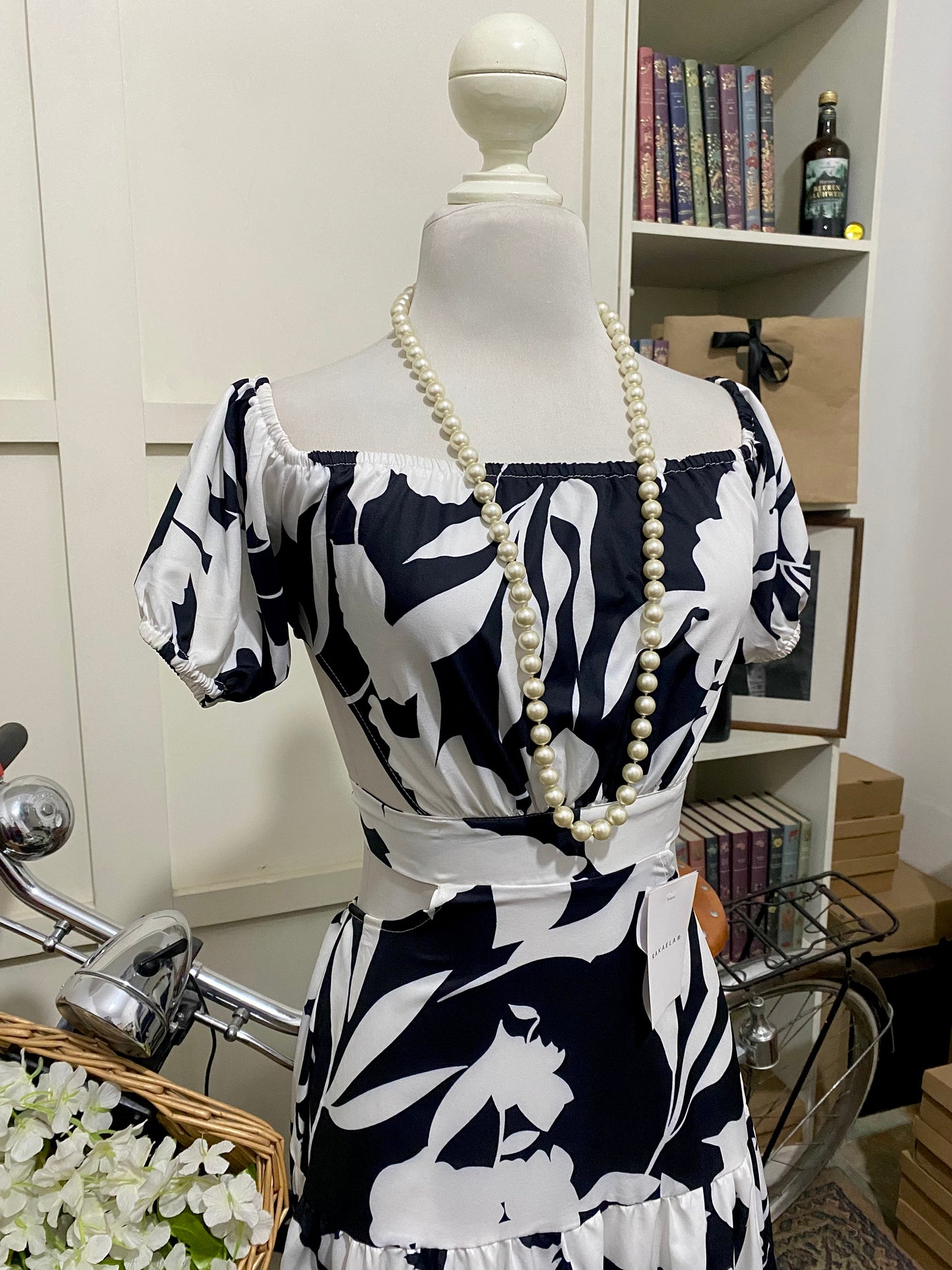Vestido midi línea A negro flores hombros descubiertos manga corta