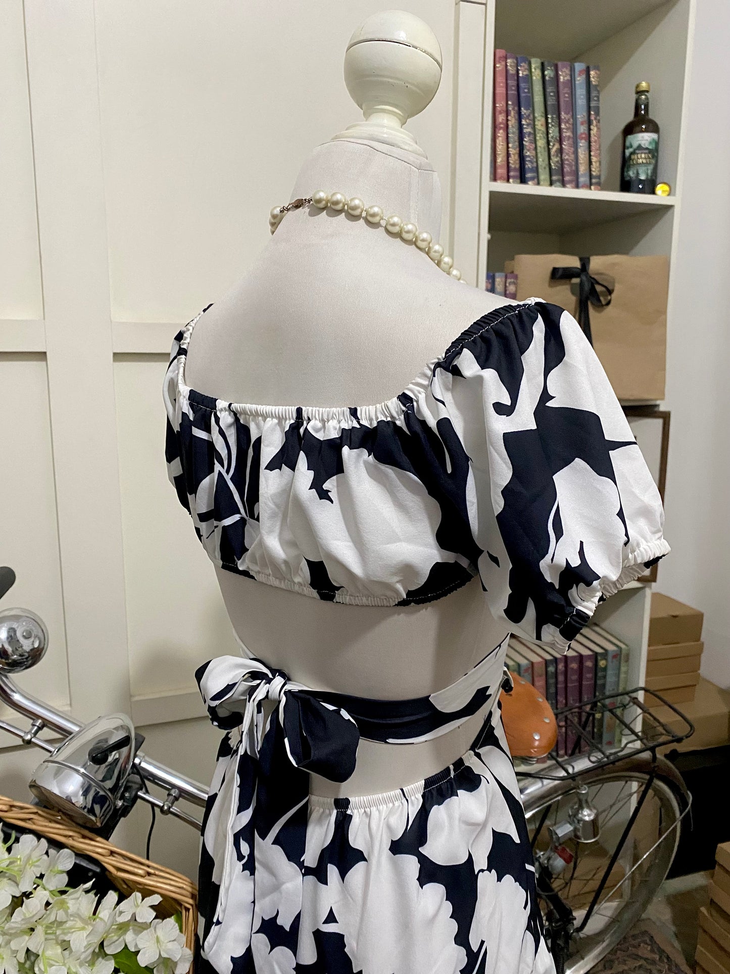 Vestido midi línea A negro flores hombros descubiertos manga corta