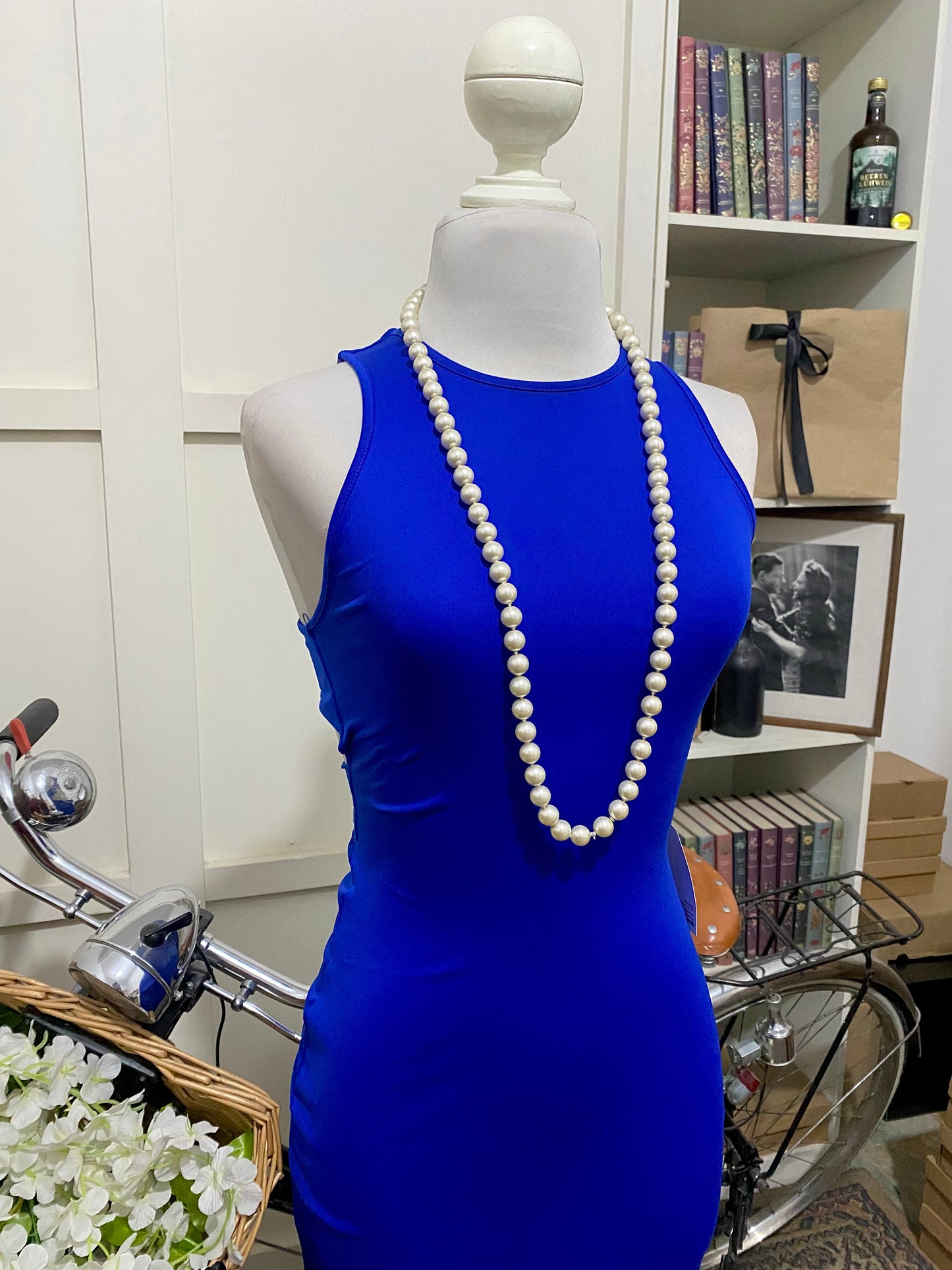 Vestido midi ajustado azul rey o real sin manga
