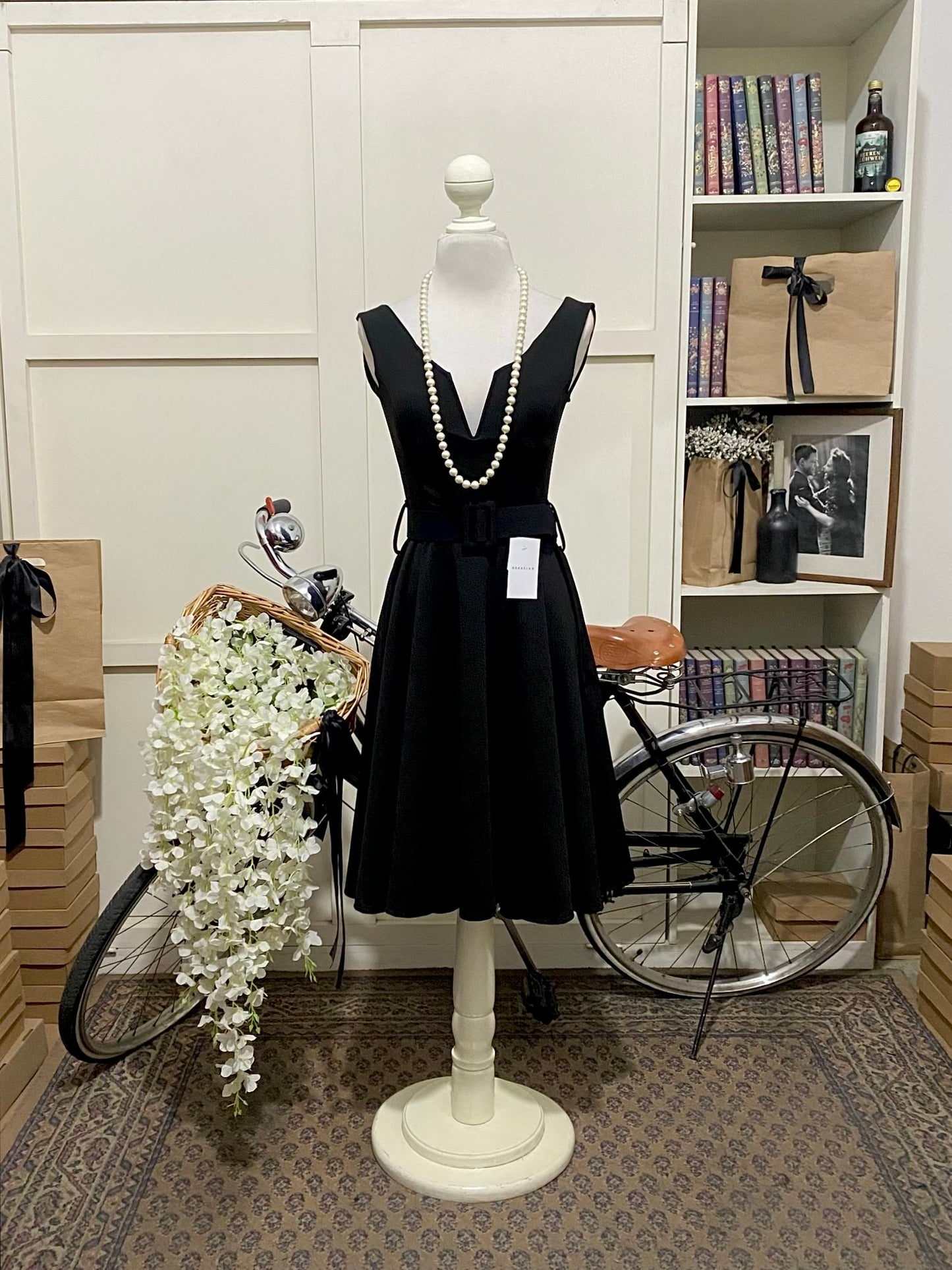 Julissa, vestido corto línea A negro tirantes