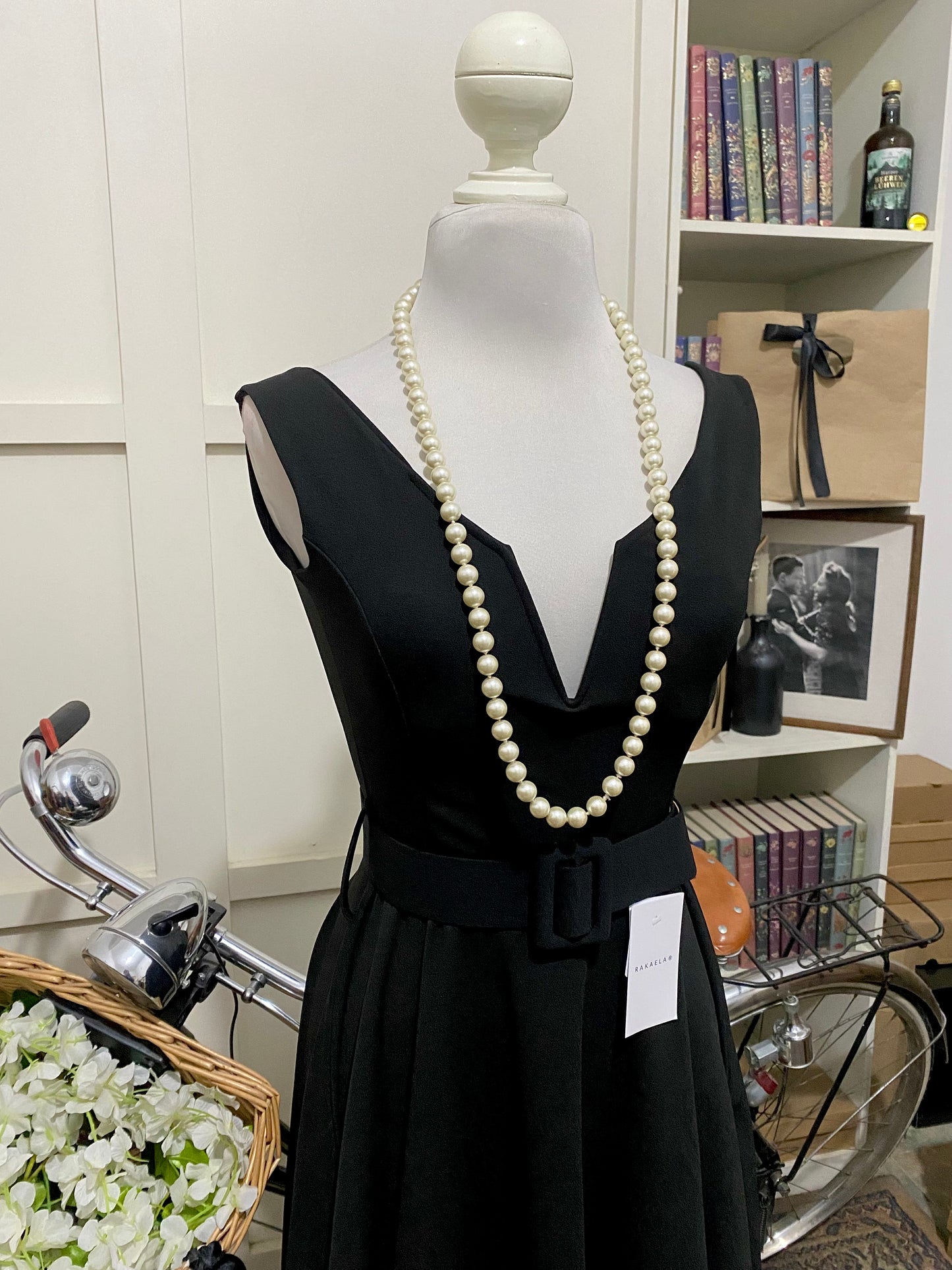 Julissa, vestido corto línea A negro tirantes