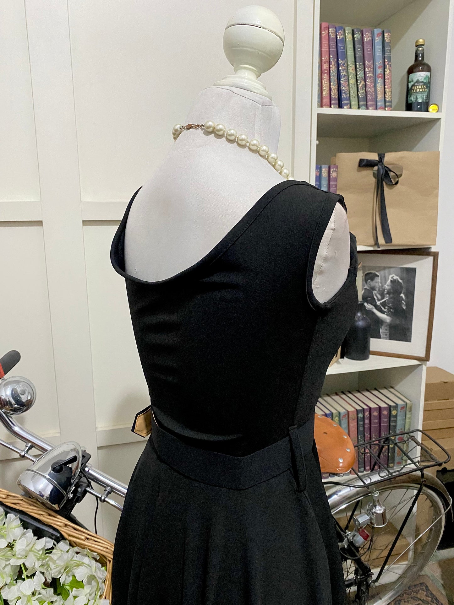 Julissa, vestido corto línea A negro tirantes