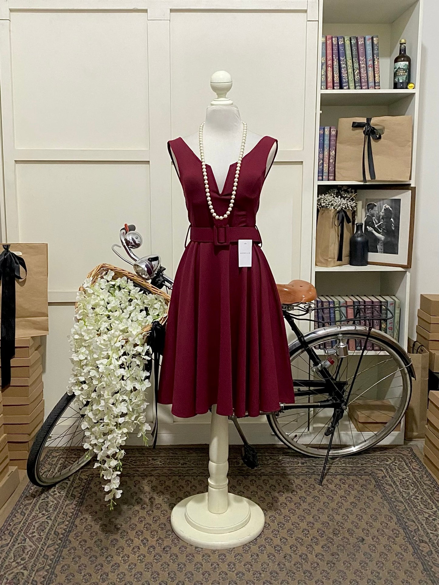 Julissa, vestido corto línea A tinto o burdeos real tirantes