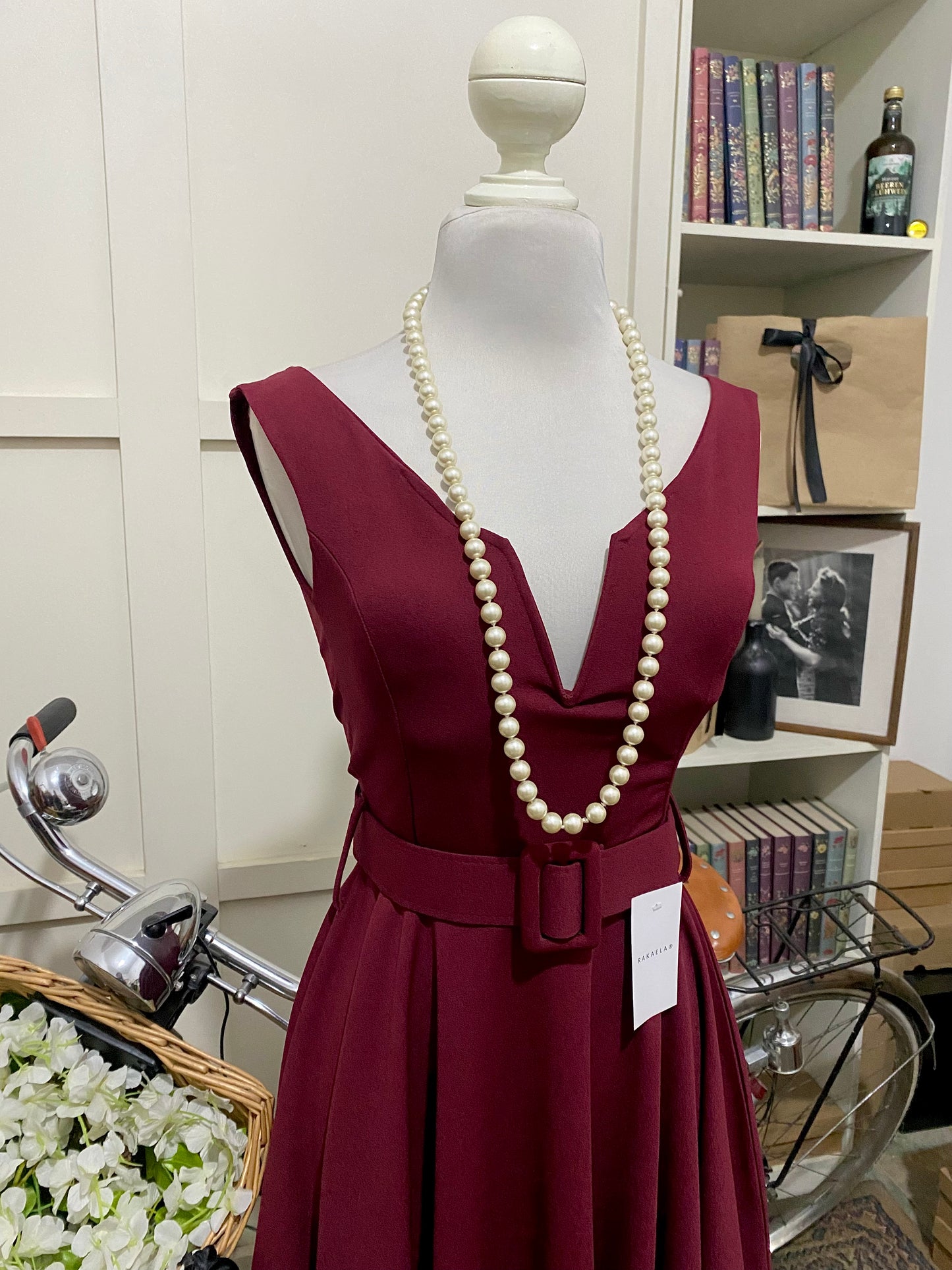 Julissa, vestido corto línea A tinto o burdeos real tirantes