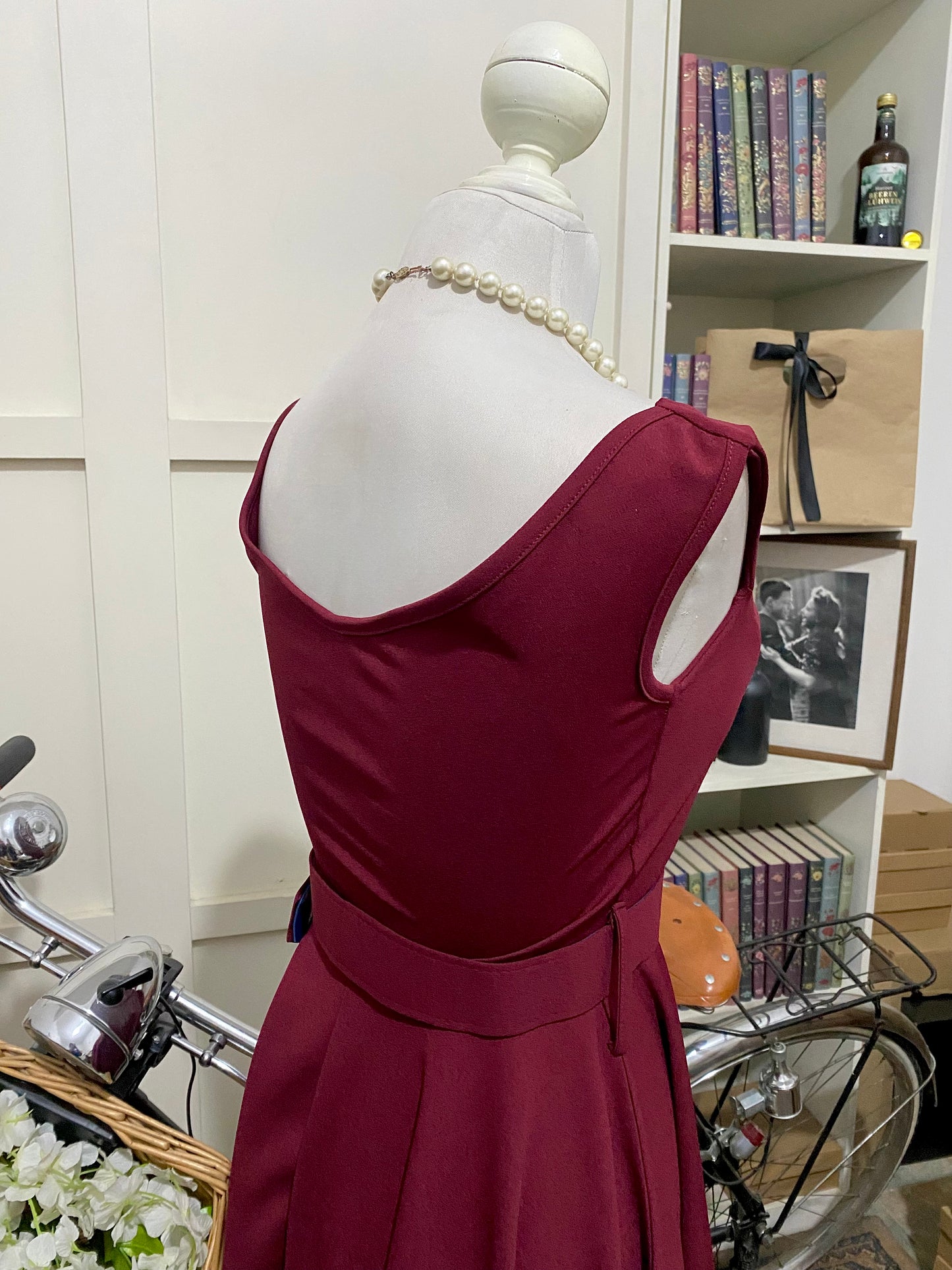 Julissa, vestido corto línea A tinto o burdeos real tirantes