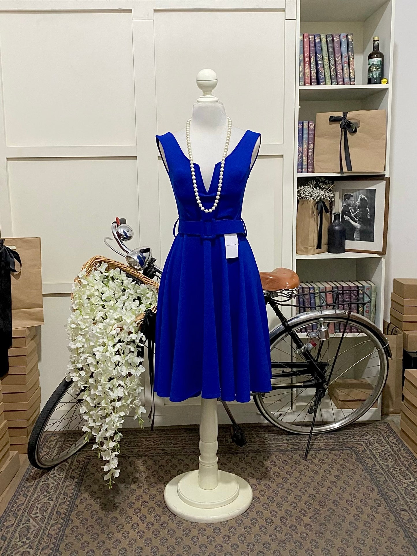 Julissa, vestido corto línea A azul rey o real tirantes