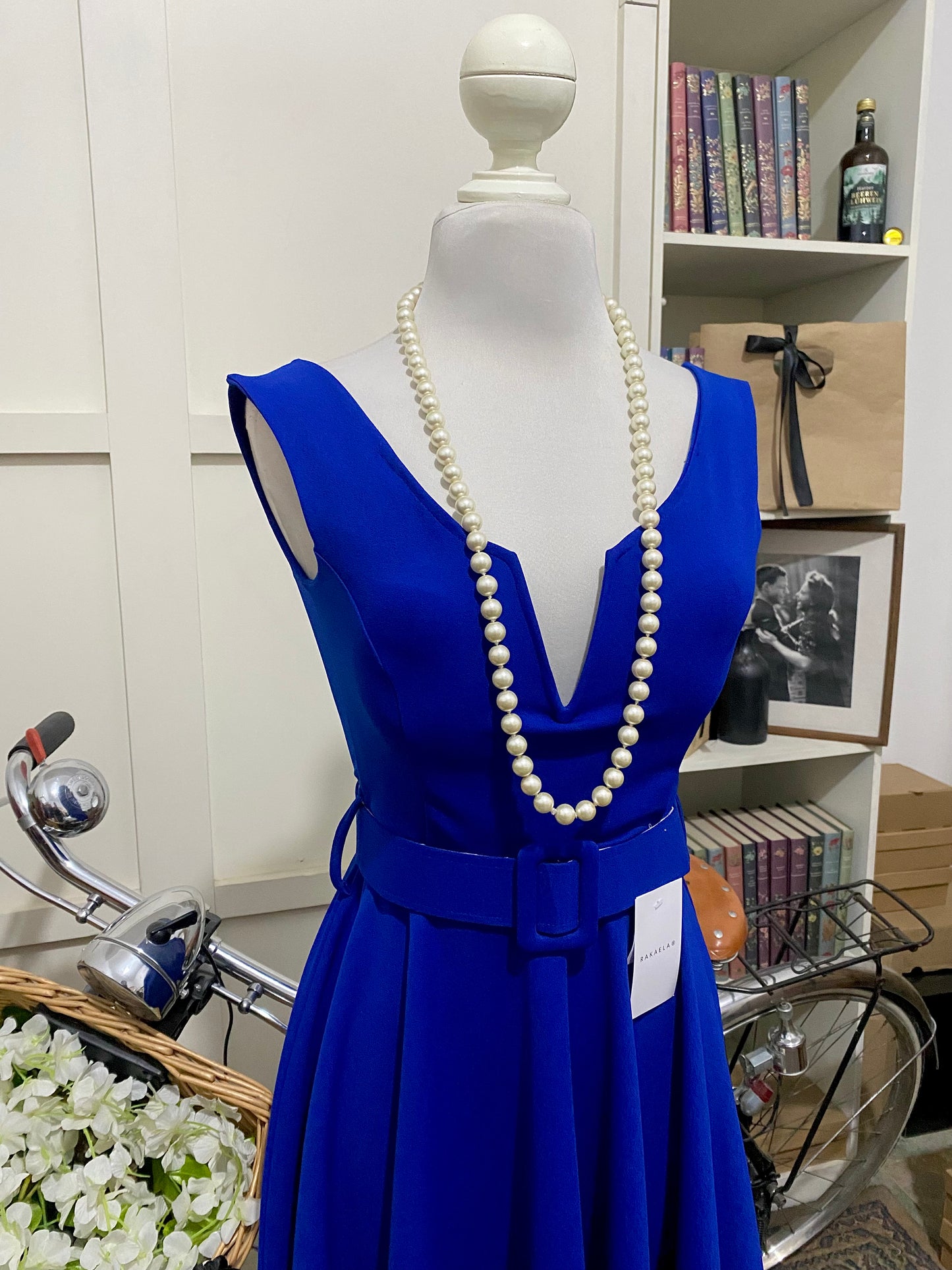 Julissa, vestido corto línea A azul rey o real tirantes