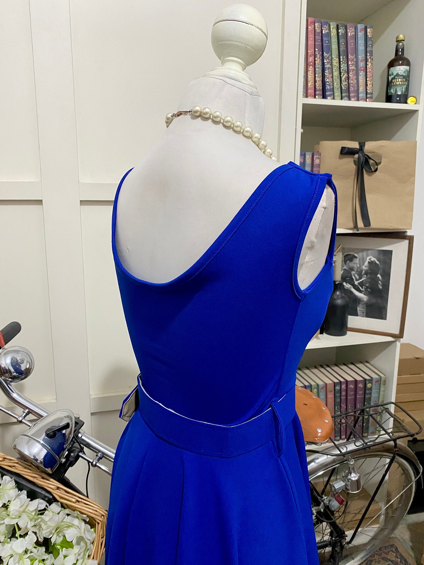 Julissa, vestido corto línea A azul rey o real tirantes