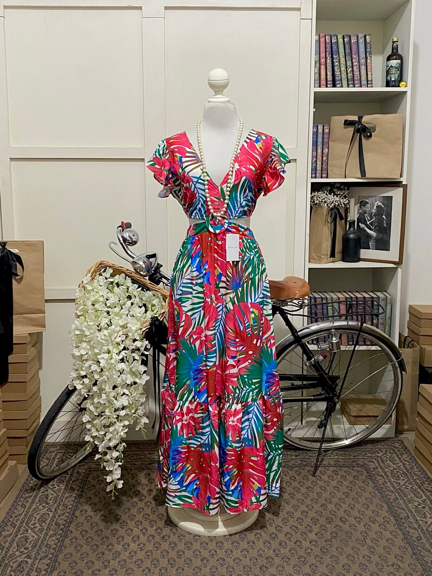 Dania, vestido largo línea A rojo estampado sin manga