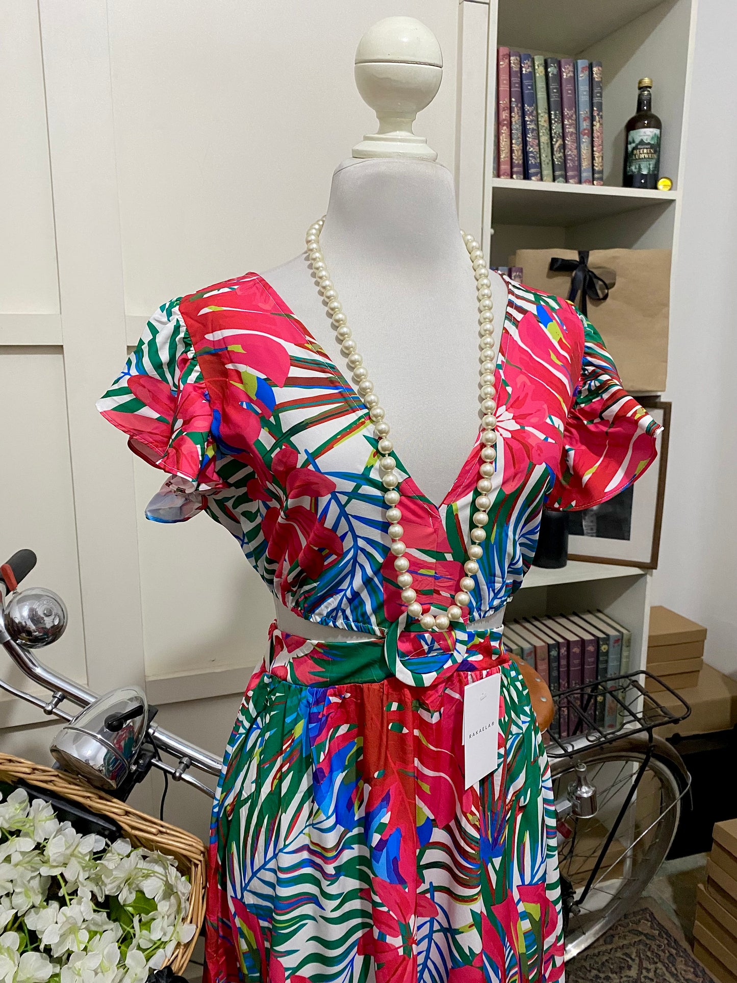 Dania, vestido largo línea A rojo estampado sin manga