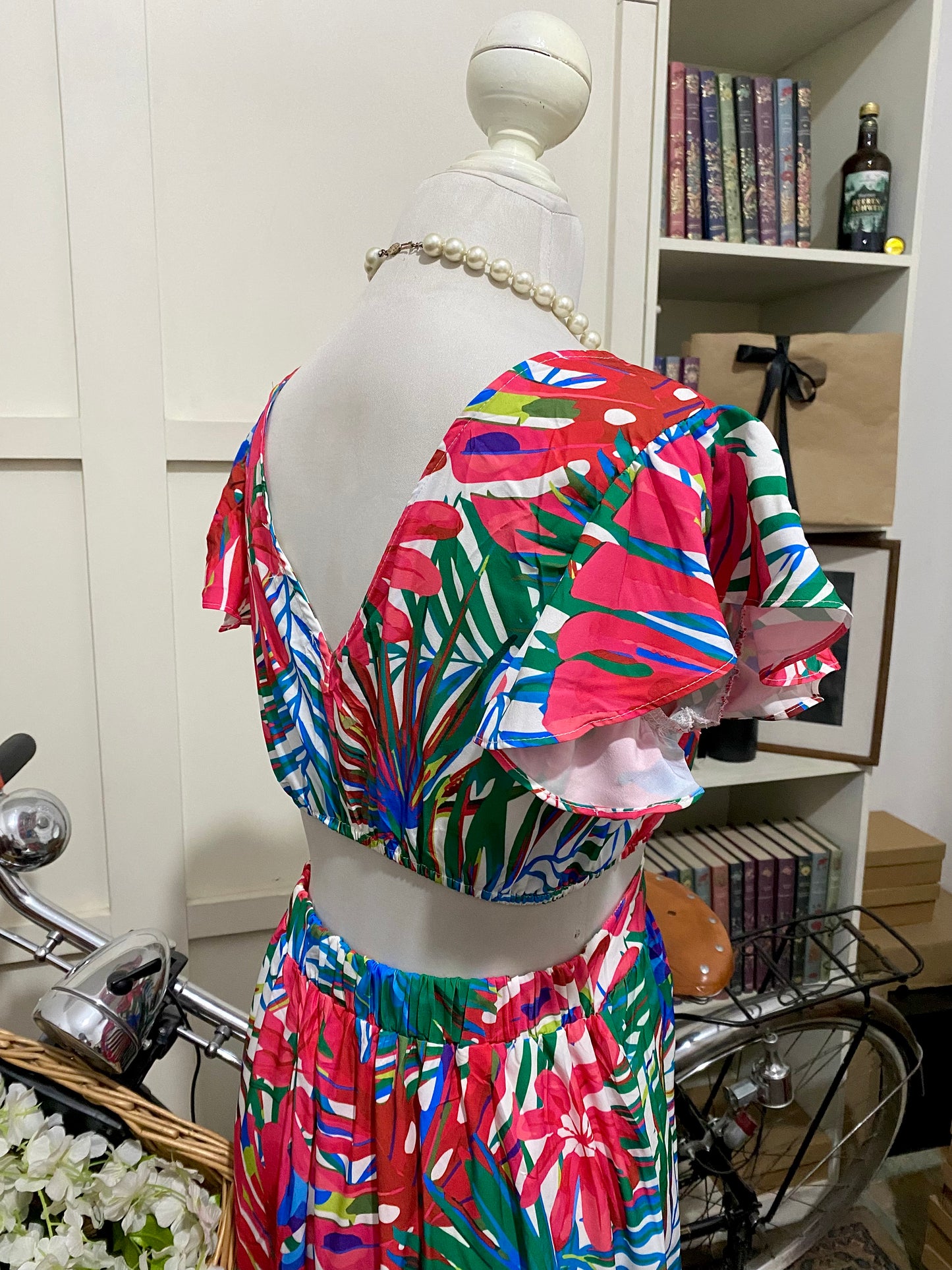 Dania, vestido largo línea A rojo estampado sin manga