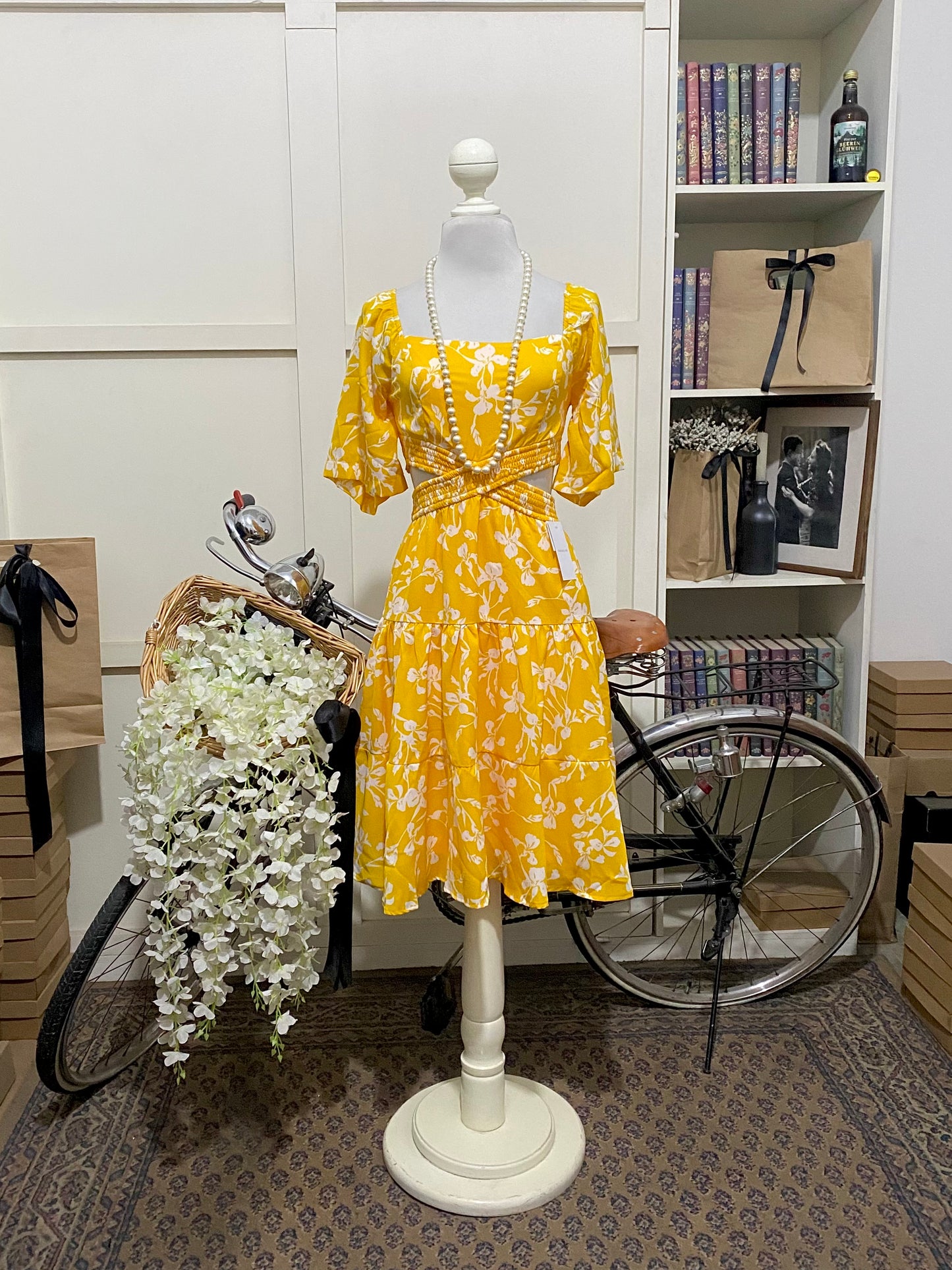 Lilian, vestido midi línea A amarillo flores manga corta