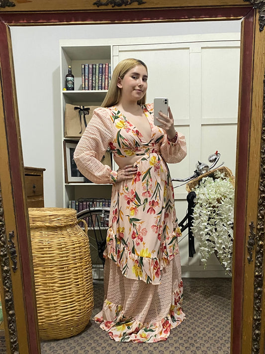Delfina, vestido largo línea A coral estampado flores manga larga