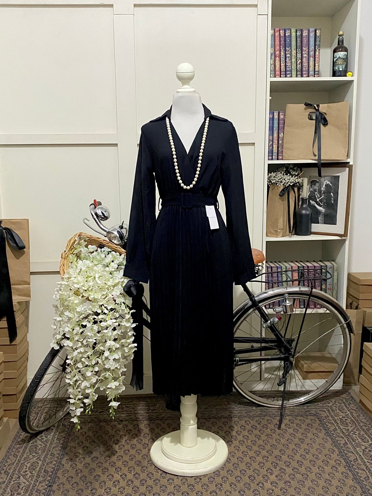 Prudencia, vestido midi línea A negro manga larga