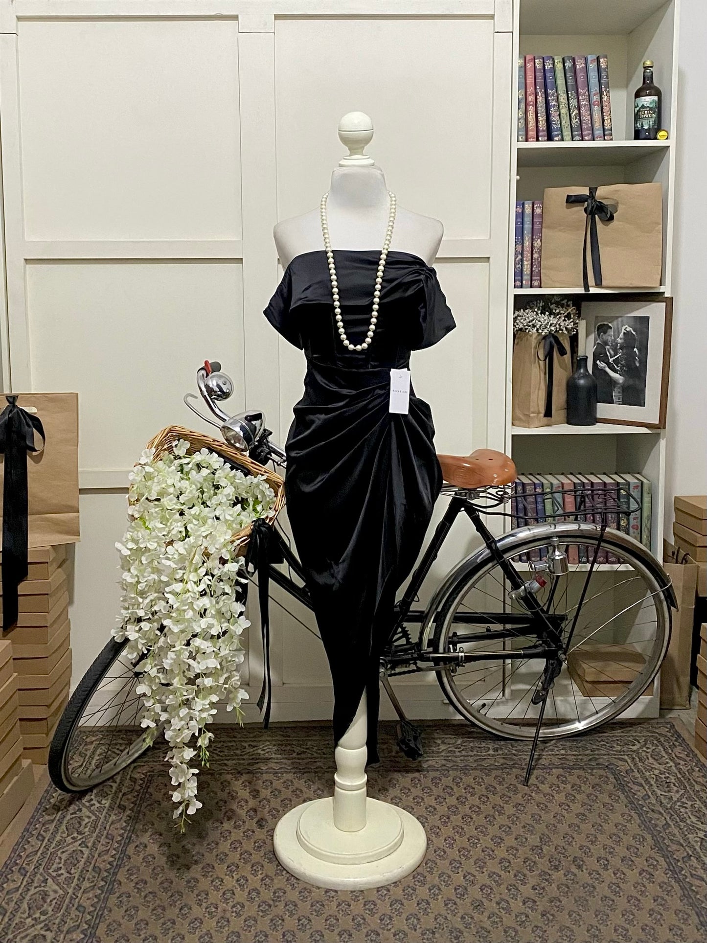 Ramona, vestido midi ajustado negro hombros descubiertos manga caída