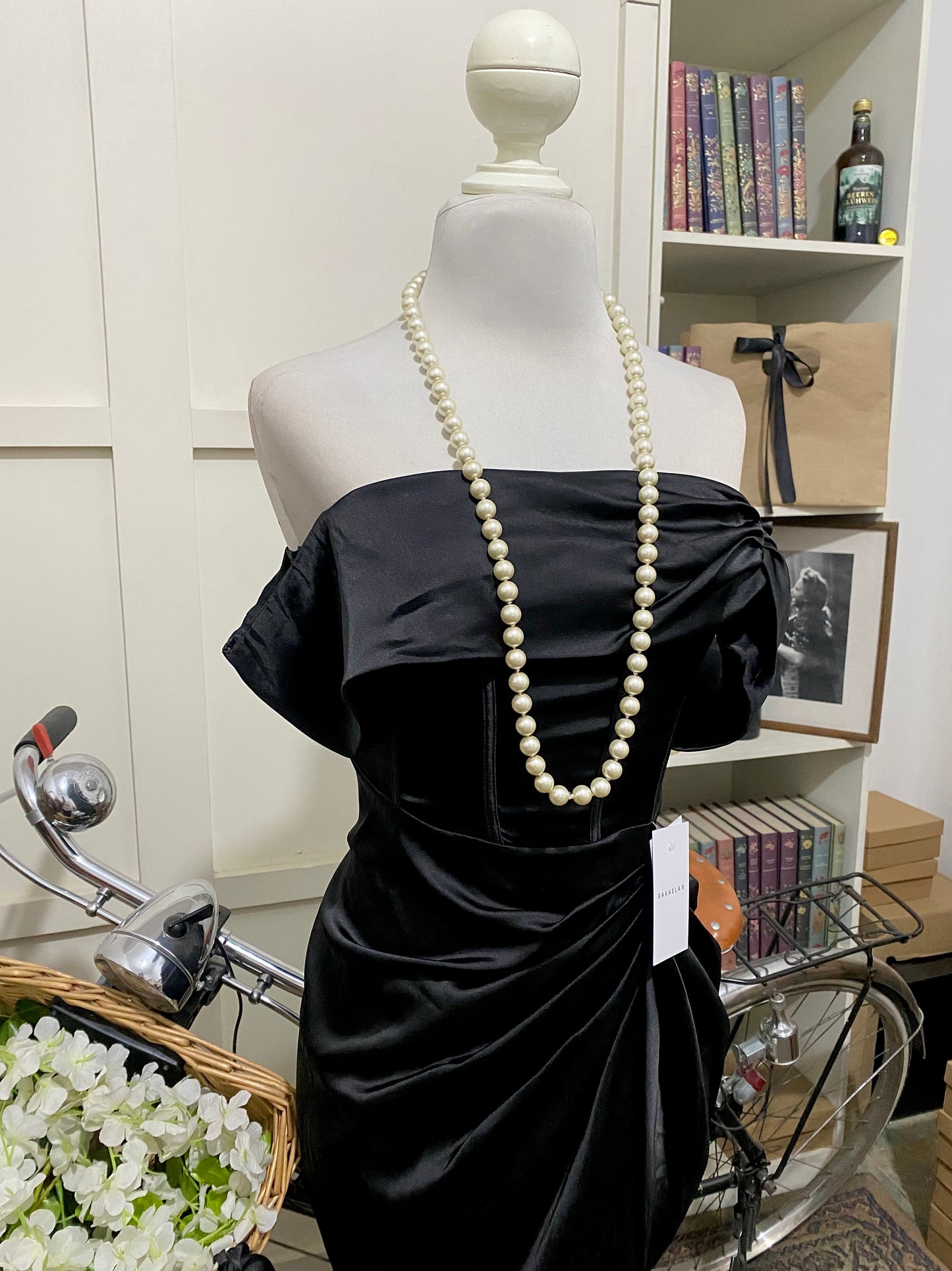 Ramona, vestido midi ajustado negro hombros descubiertos manga caída