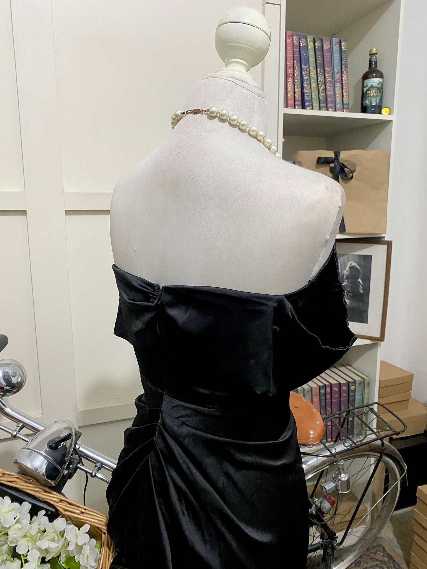 Ramona, vestido midi ajustado negro hombros descubiertos manga caída