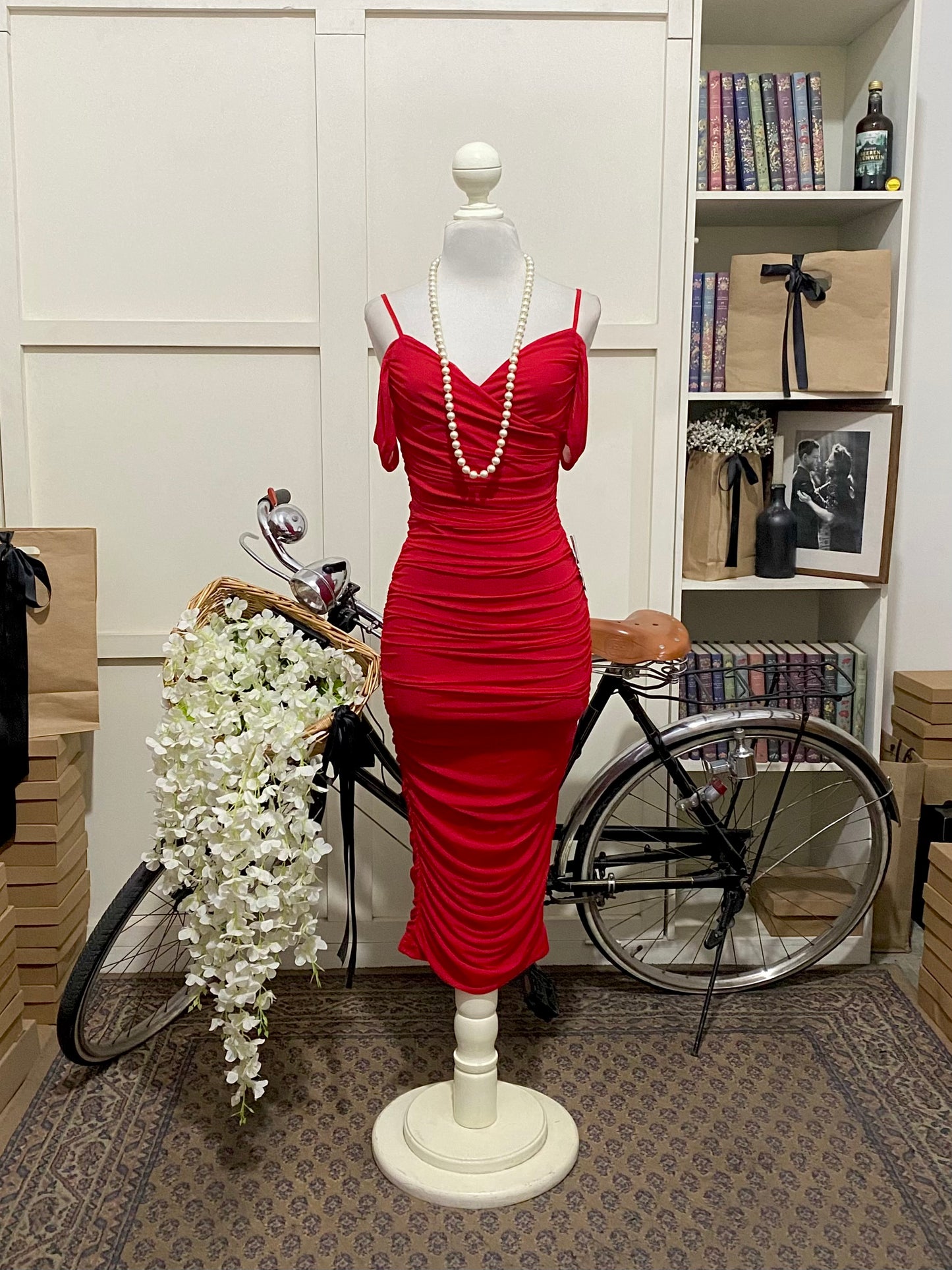 Julieta, vestido midi ajustado rojo tirantes manga caída