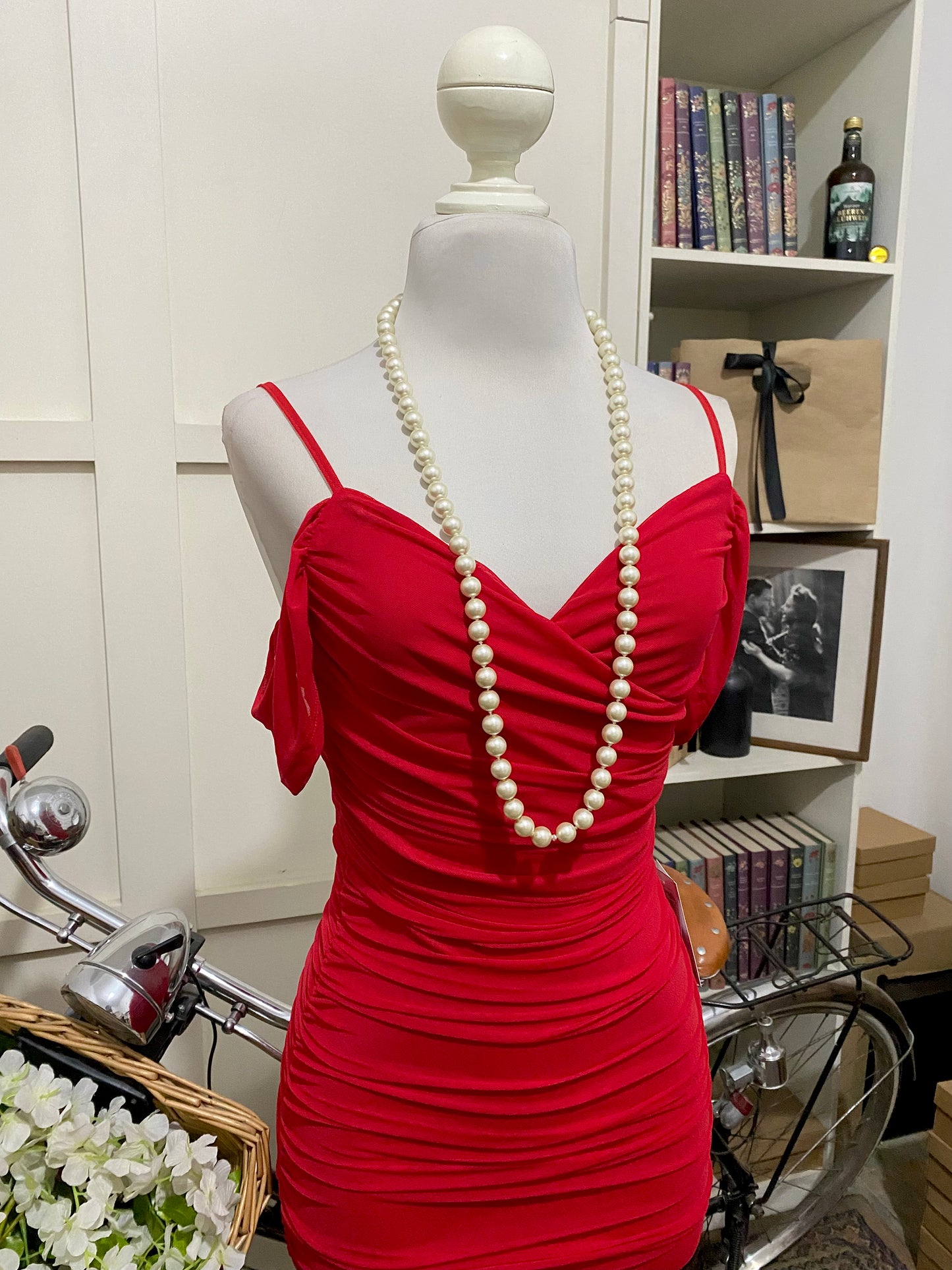 Julieta, vestido midi ajustado rojo tirantes manga caída