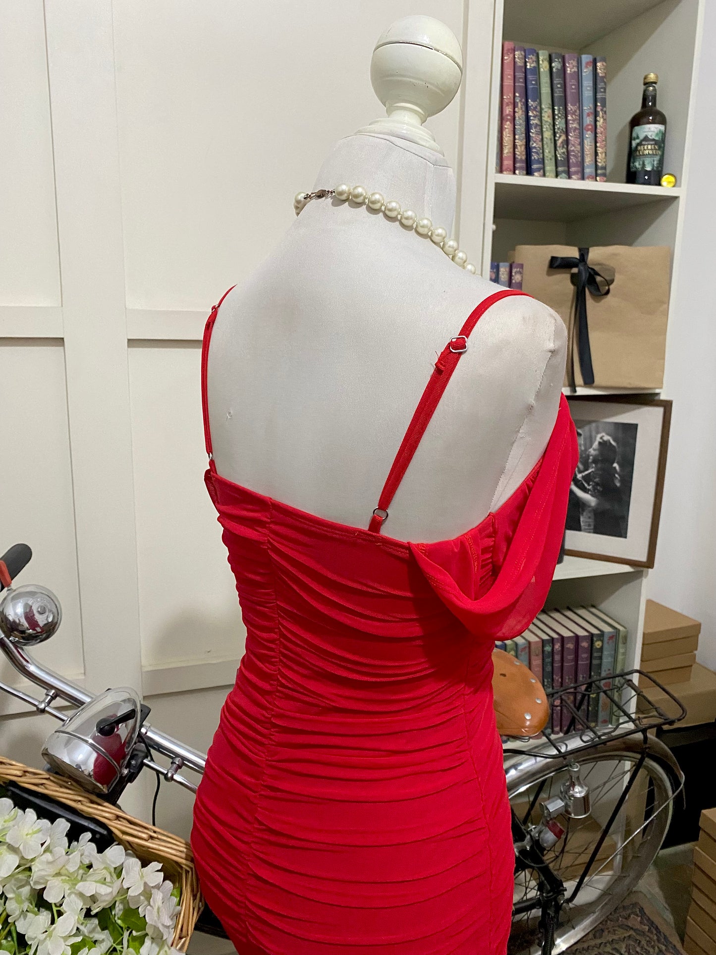 Julieta, vestido midi ajustado rojo tirantes manga caída