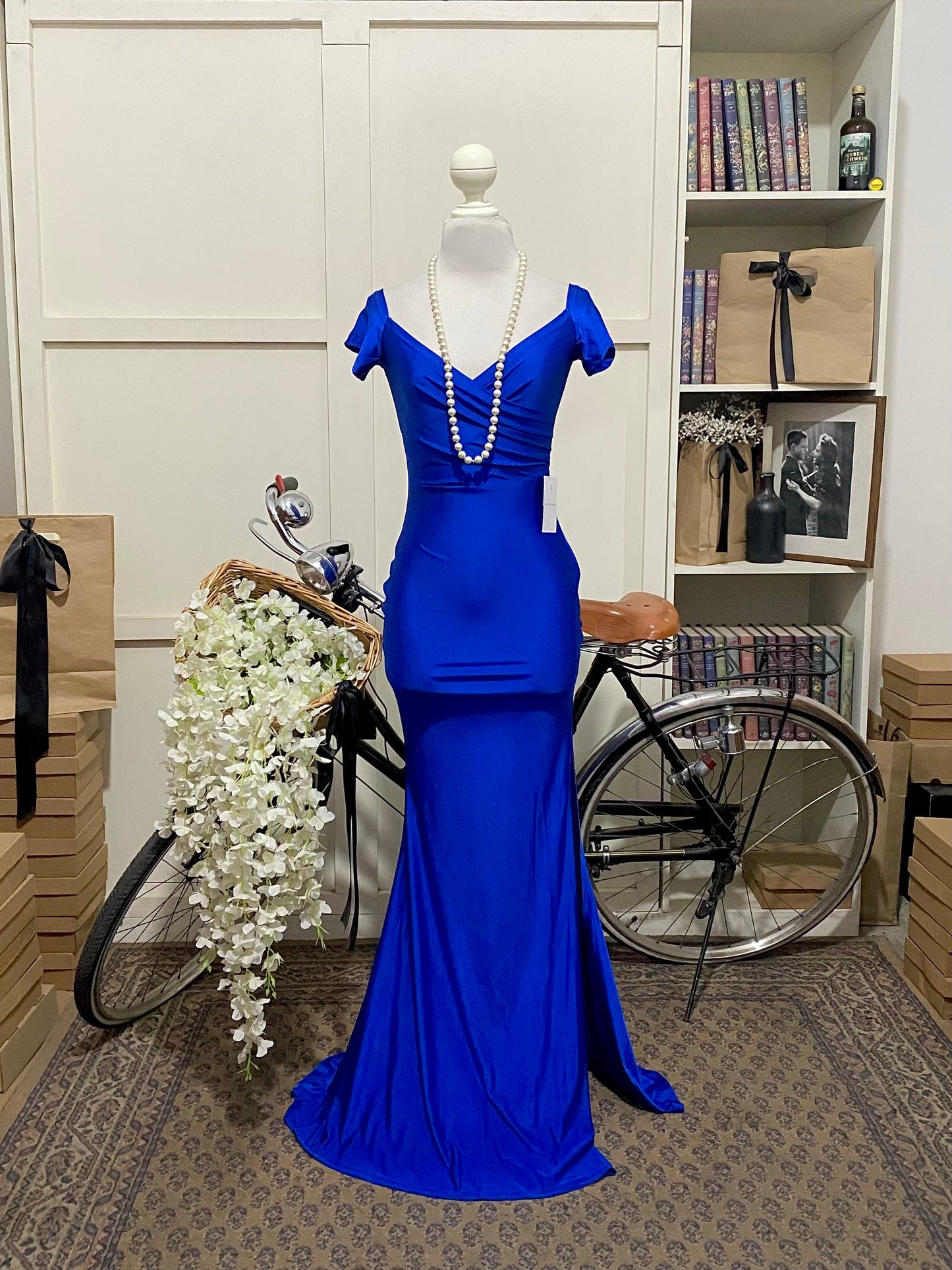 Camila, vestido largo ajustado azul rey o real manga corta