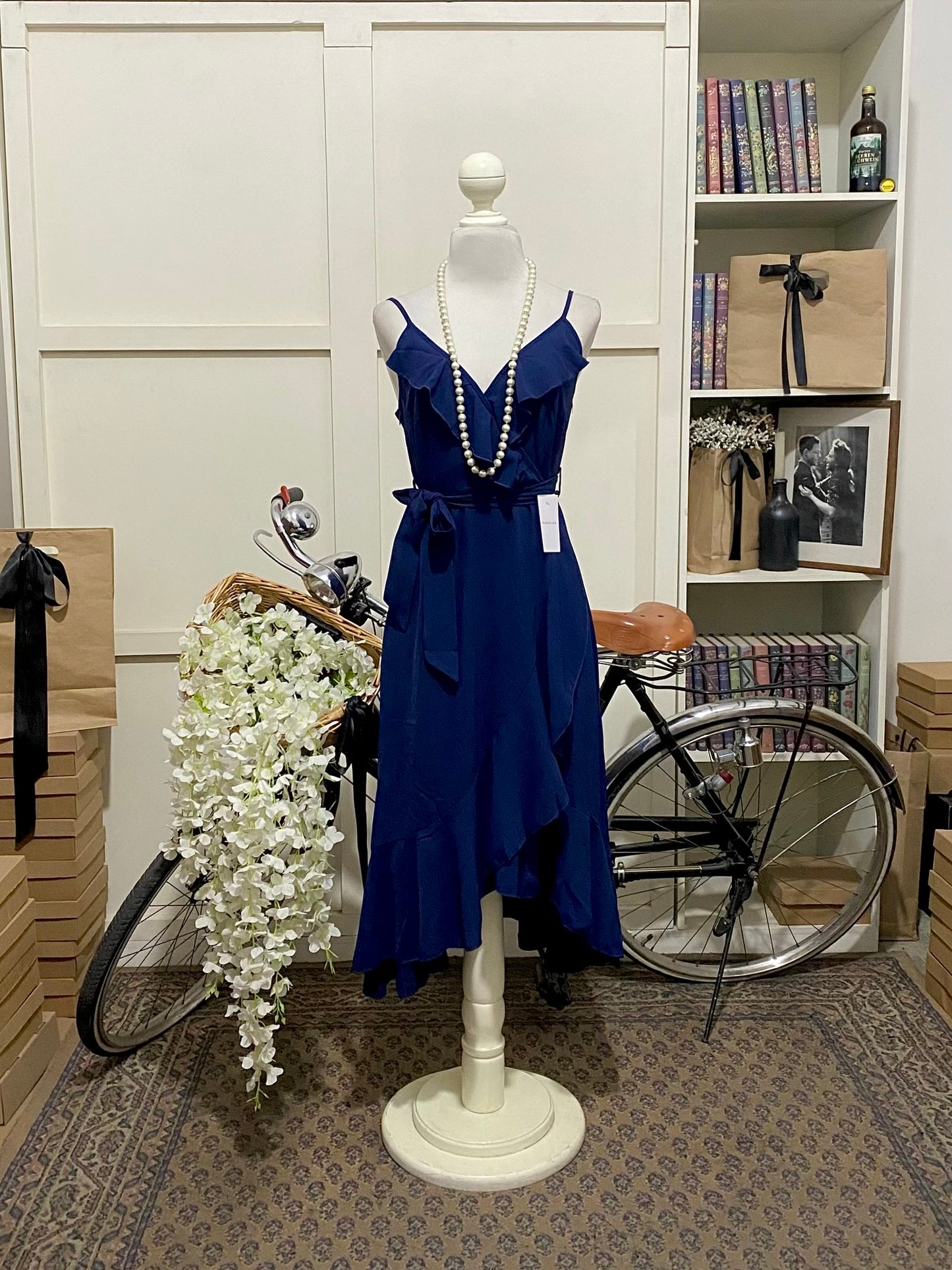Leticia, vestido midi línea A azul marino tirantes