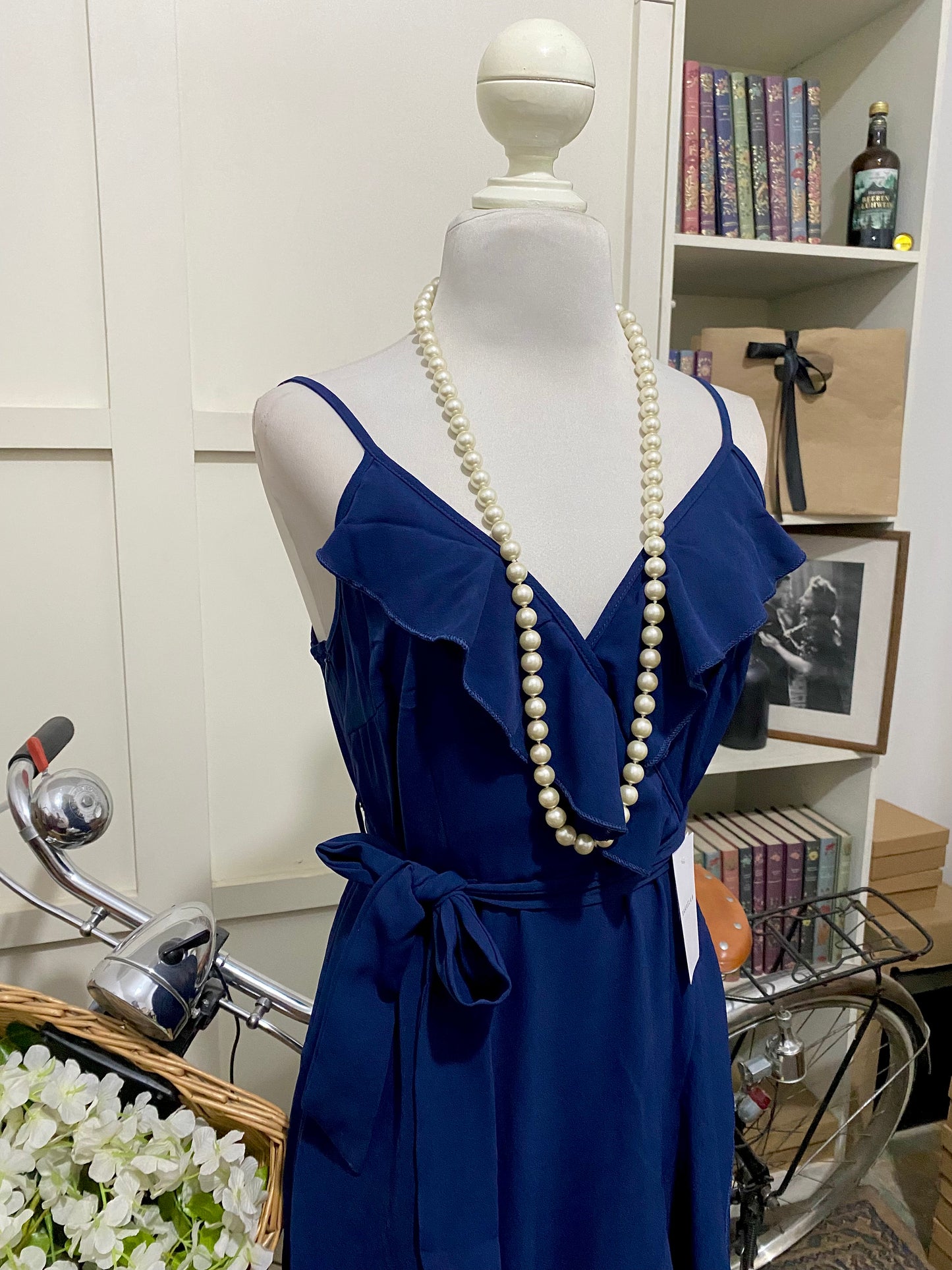 Leticia, vestido midi línea A azul marino tirantes