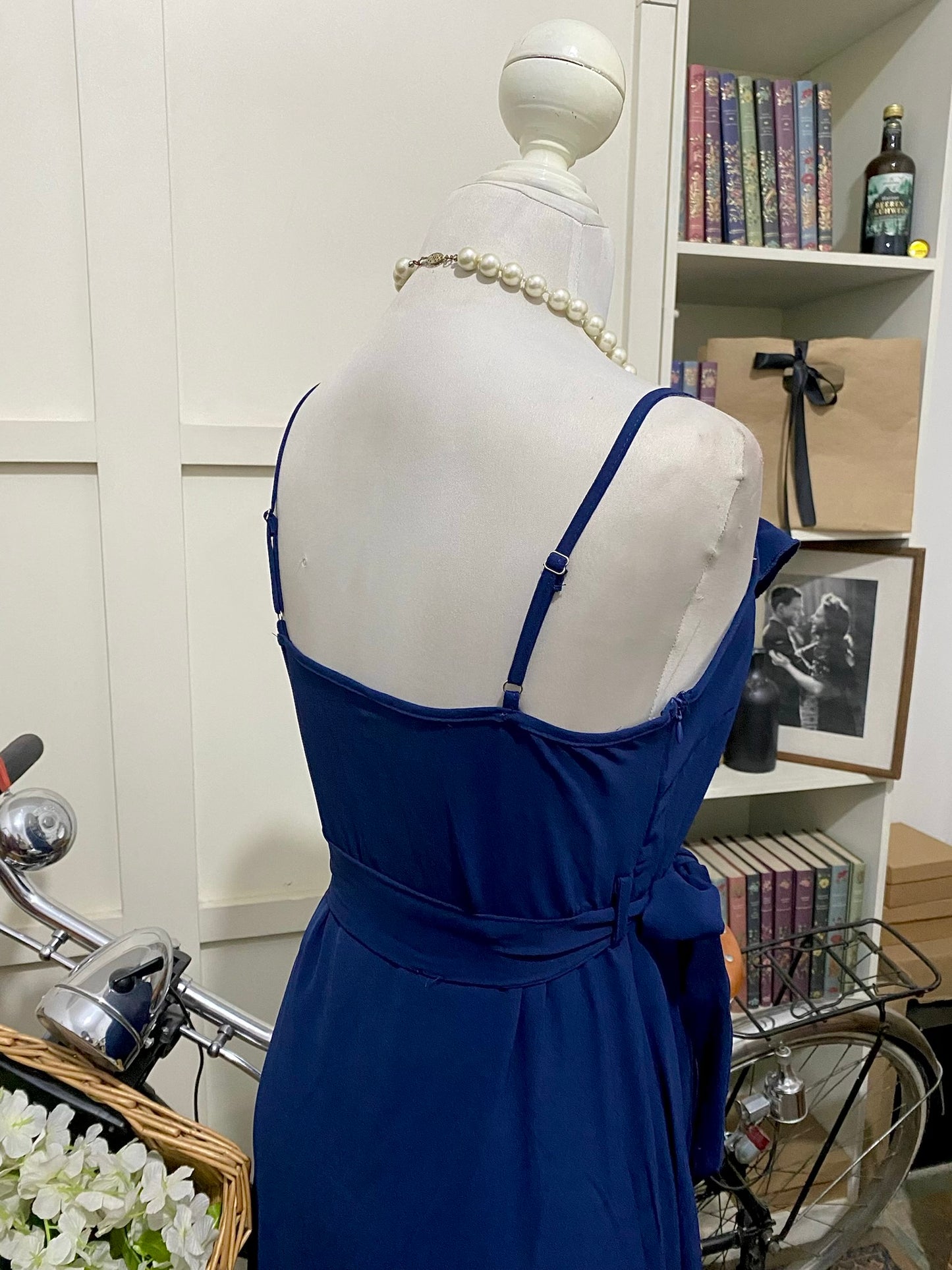 Leticia, vestido midi línea A azul marino tirantes