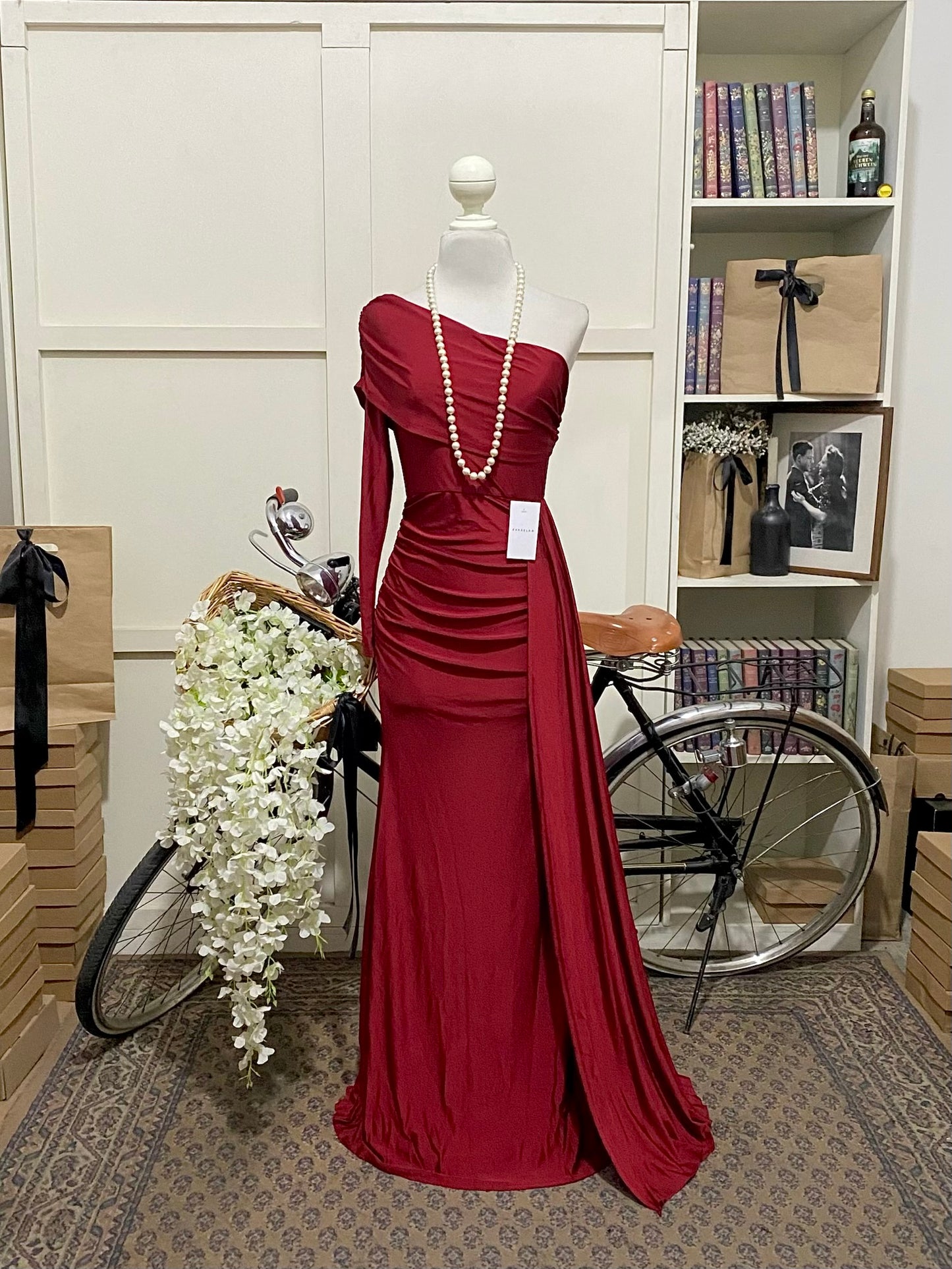 Valentina, vestido largo ajustado burdeos o tinto una manga larga