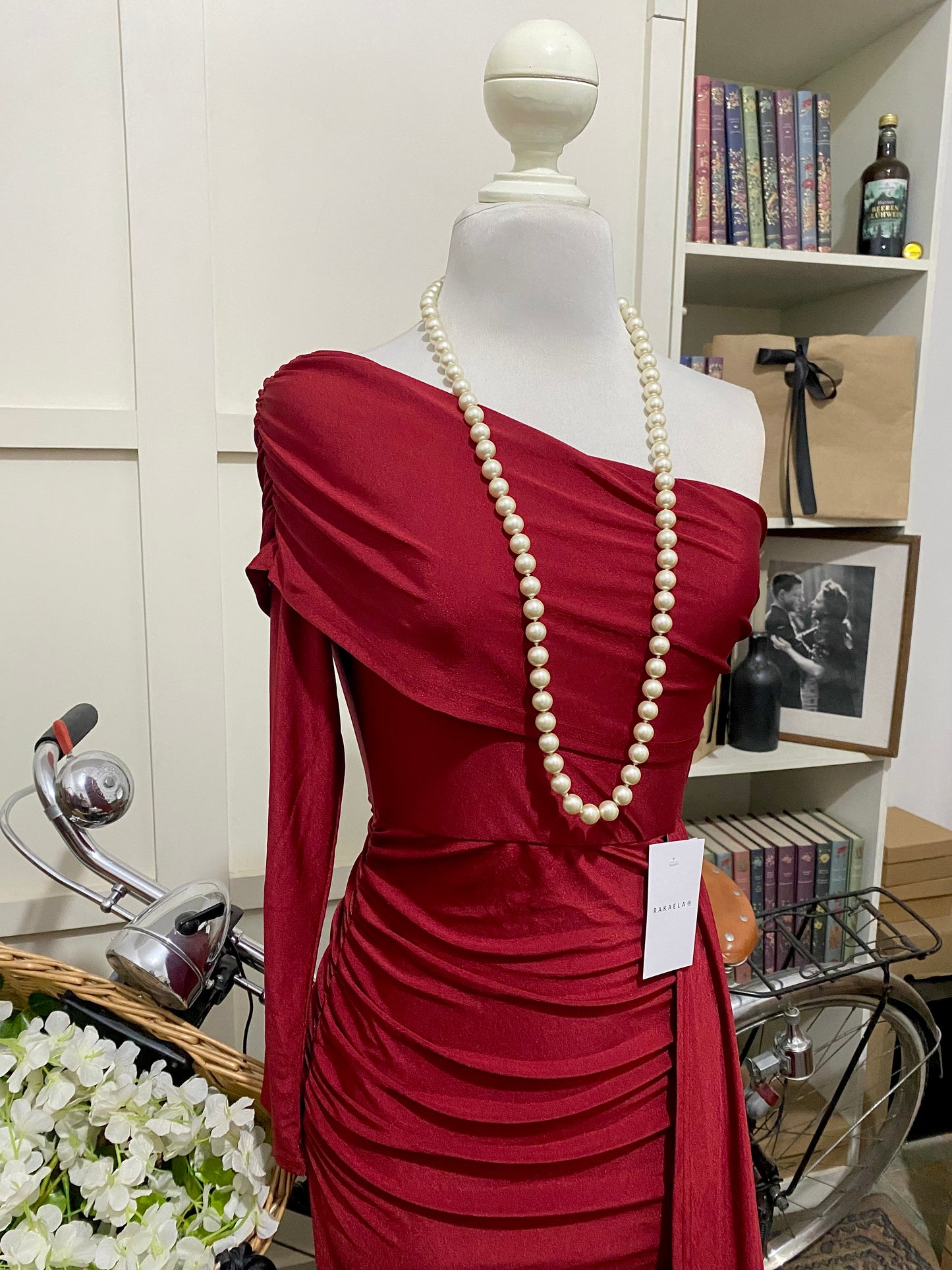 Valentina, vestido largo ajustado burdeos o tinto una manga larga