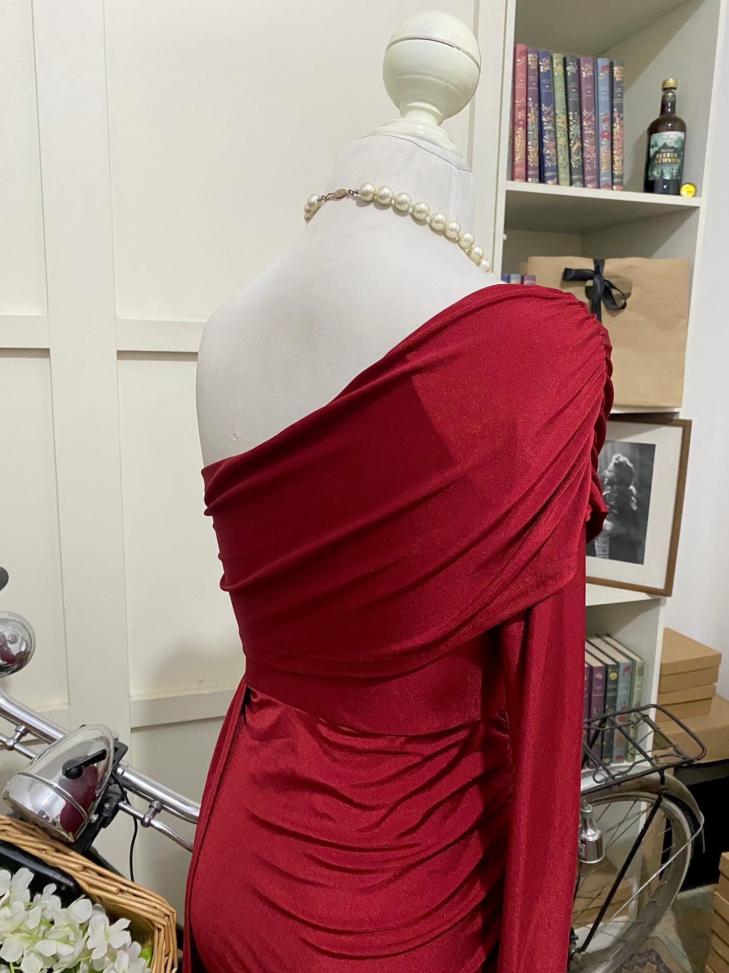 Valentina, vestido largo ajustado burdeos o tinto una manga larga