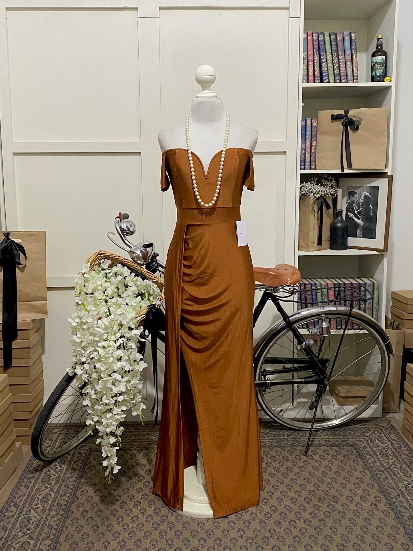 Aracely, vestido largo ajustado marrón hombros descubiertos