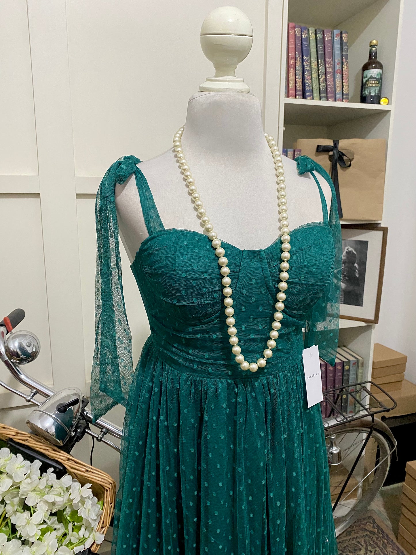 Regina, vestido midi línea A verde oscuro tirantes