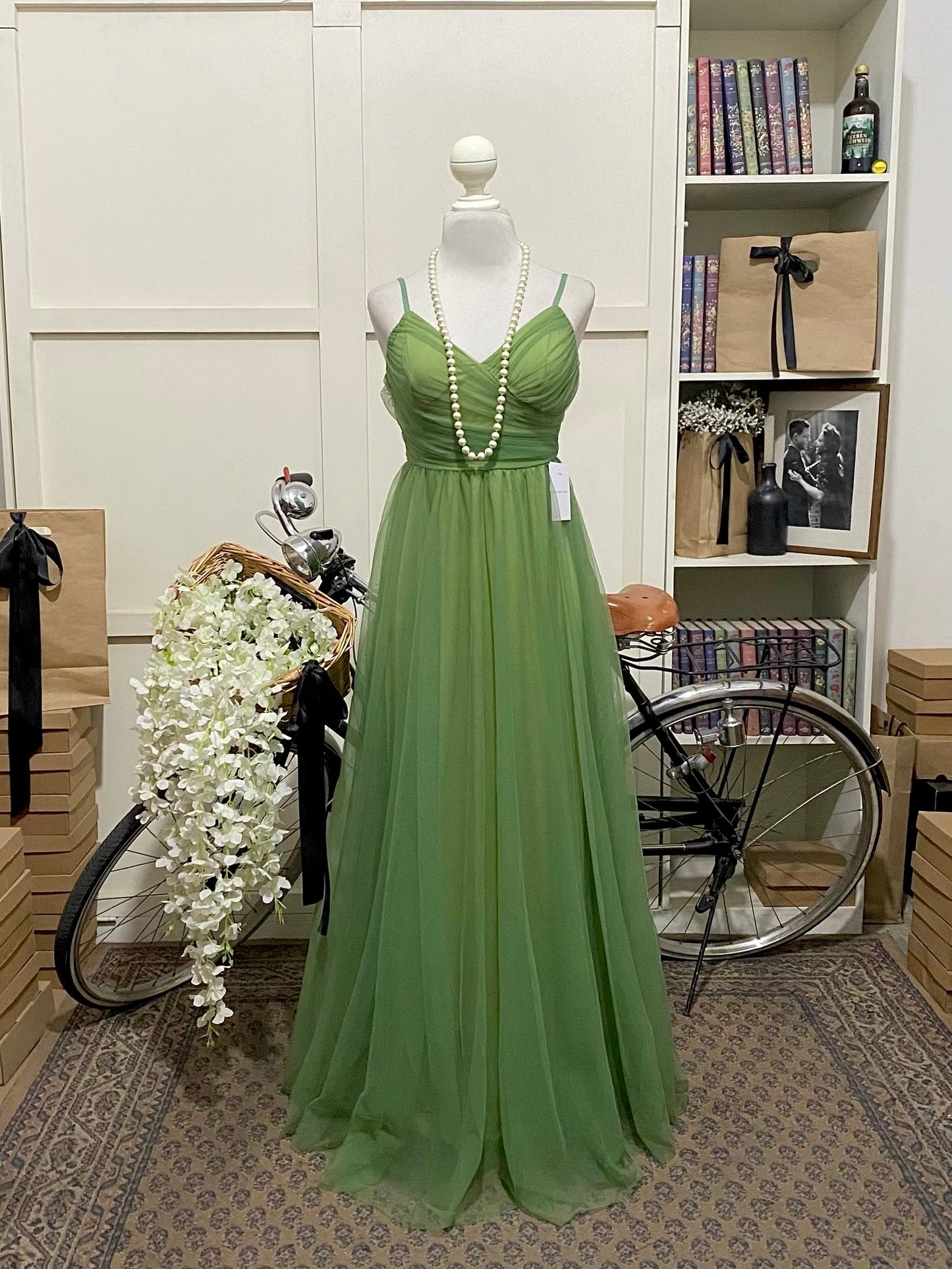 Renata, vestido largo línea A verde tirantes