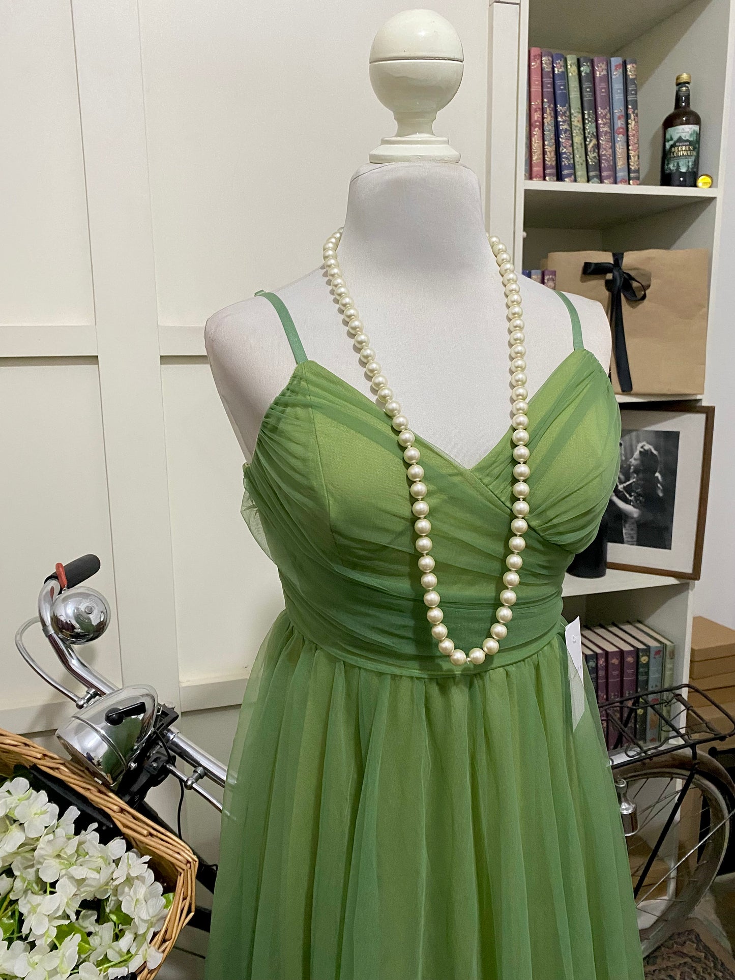 Renata, vestido largo línea A verde tirantes