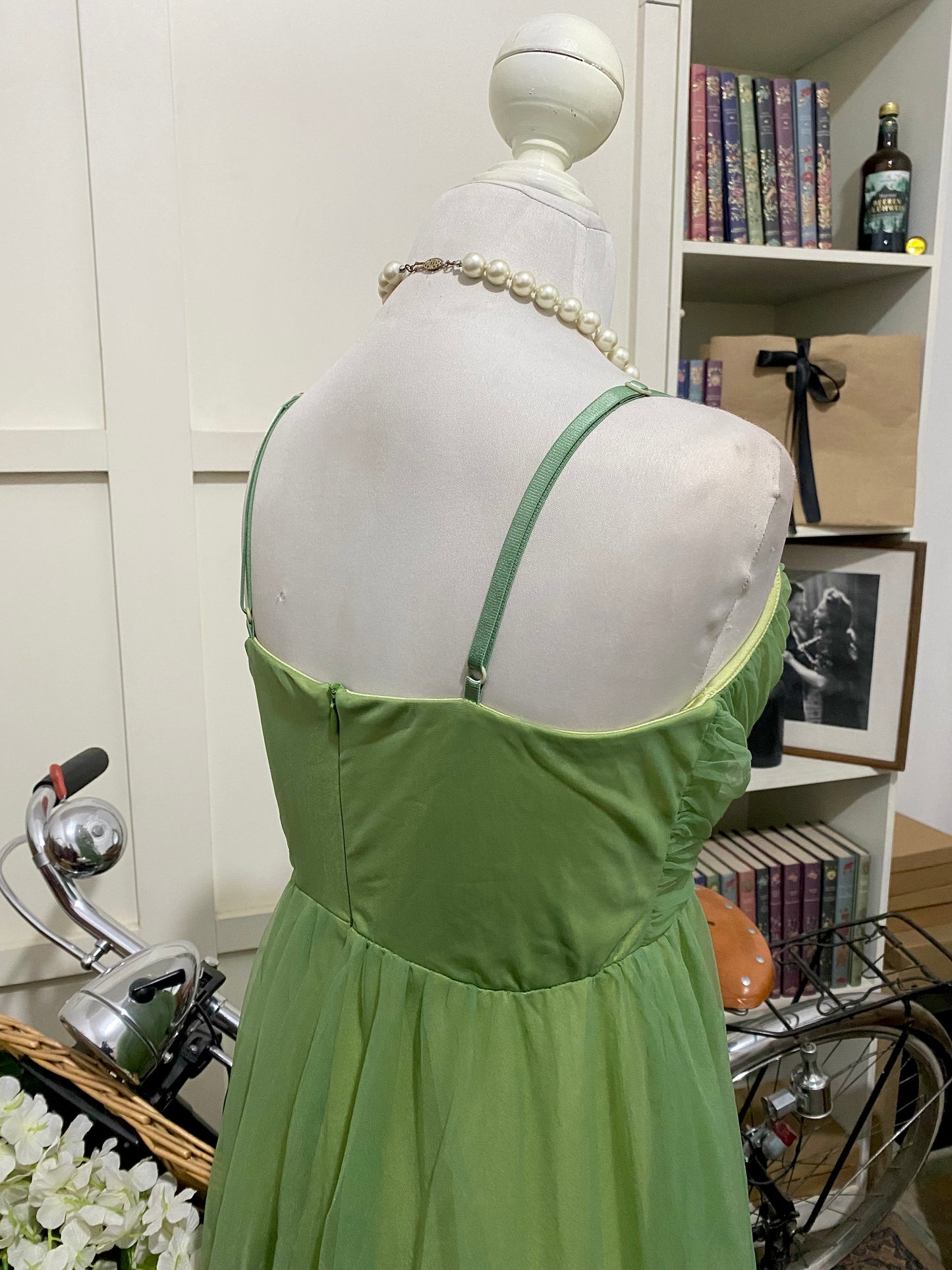 Renata, vestido largo línea A verde tirantes