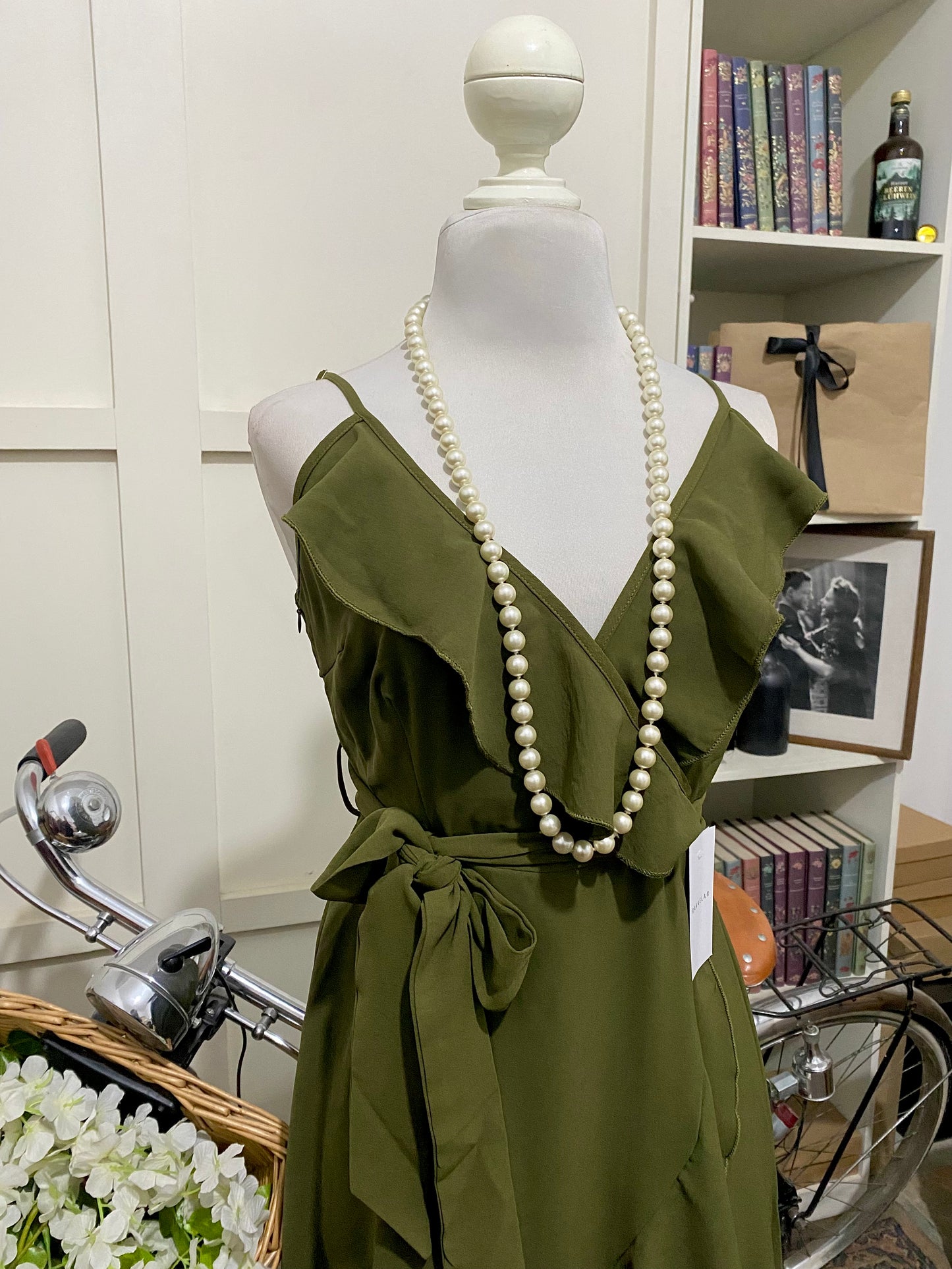 Leticia, vestido midi línea A verde militar tirantes