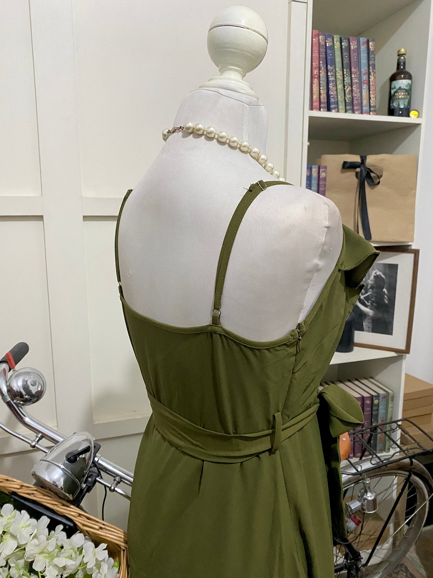 Leticia, vestido midi línea A verde militar tirantes
