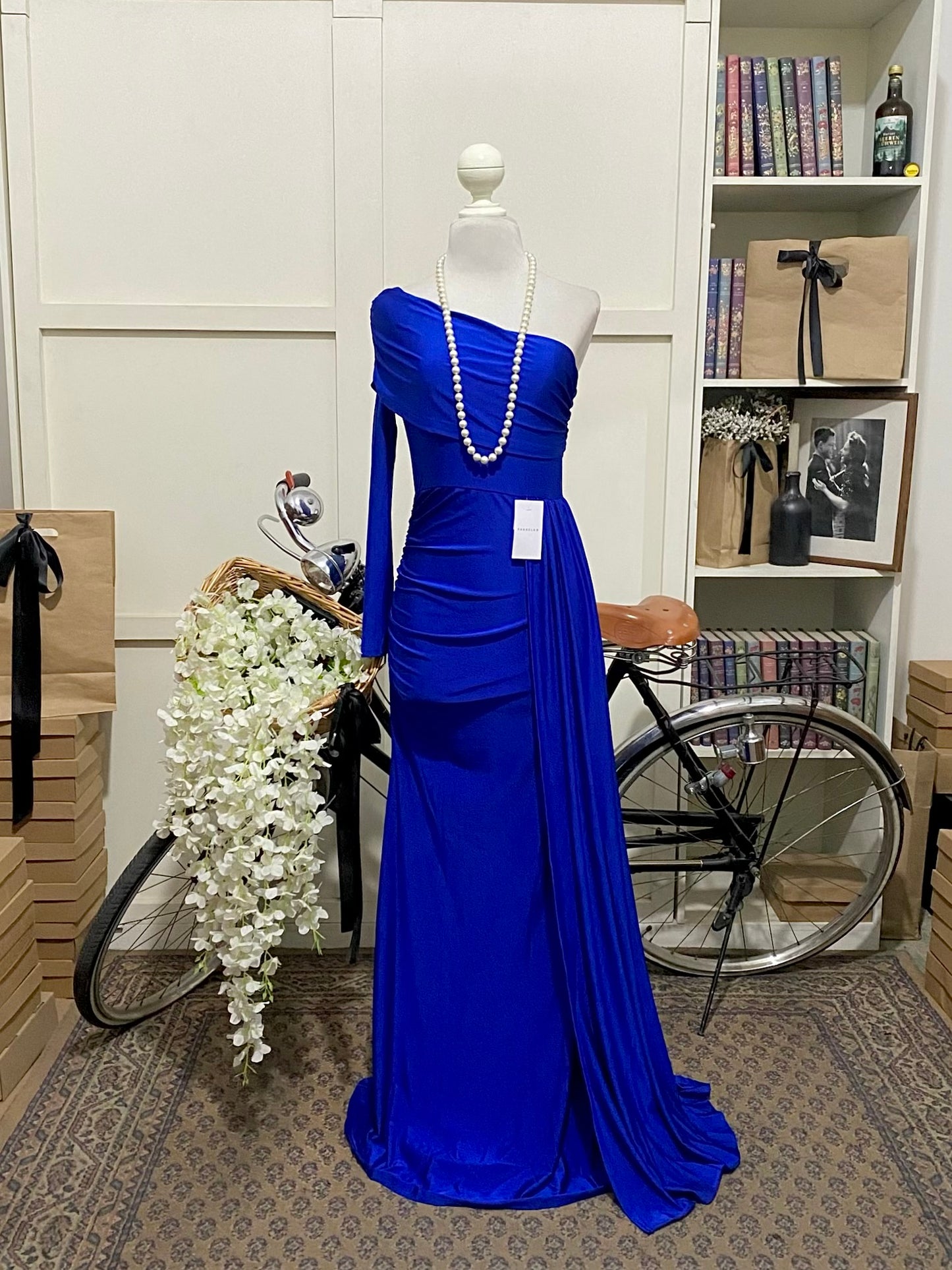 Valentina, vestido largo ajustado azul rey o real una manga larga