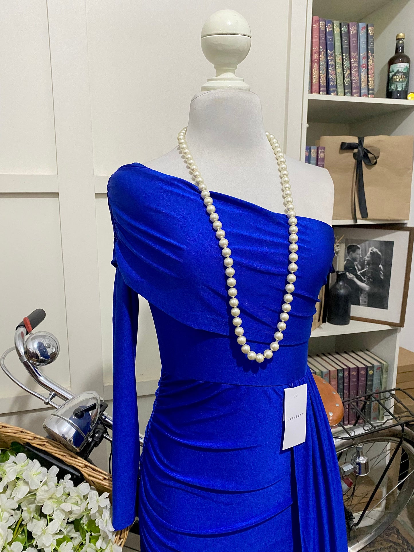 Valentina, vestido largo ajustado azul rey o real una manga larga