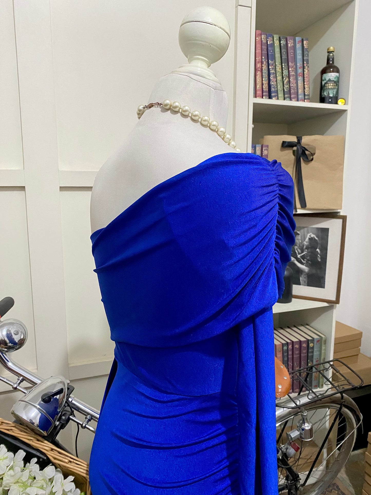 Valentina, vestido largo ajustado azul rey o real una manga larga