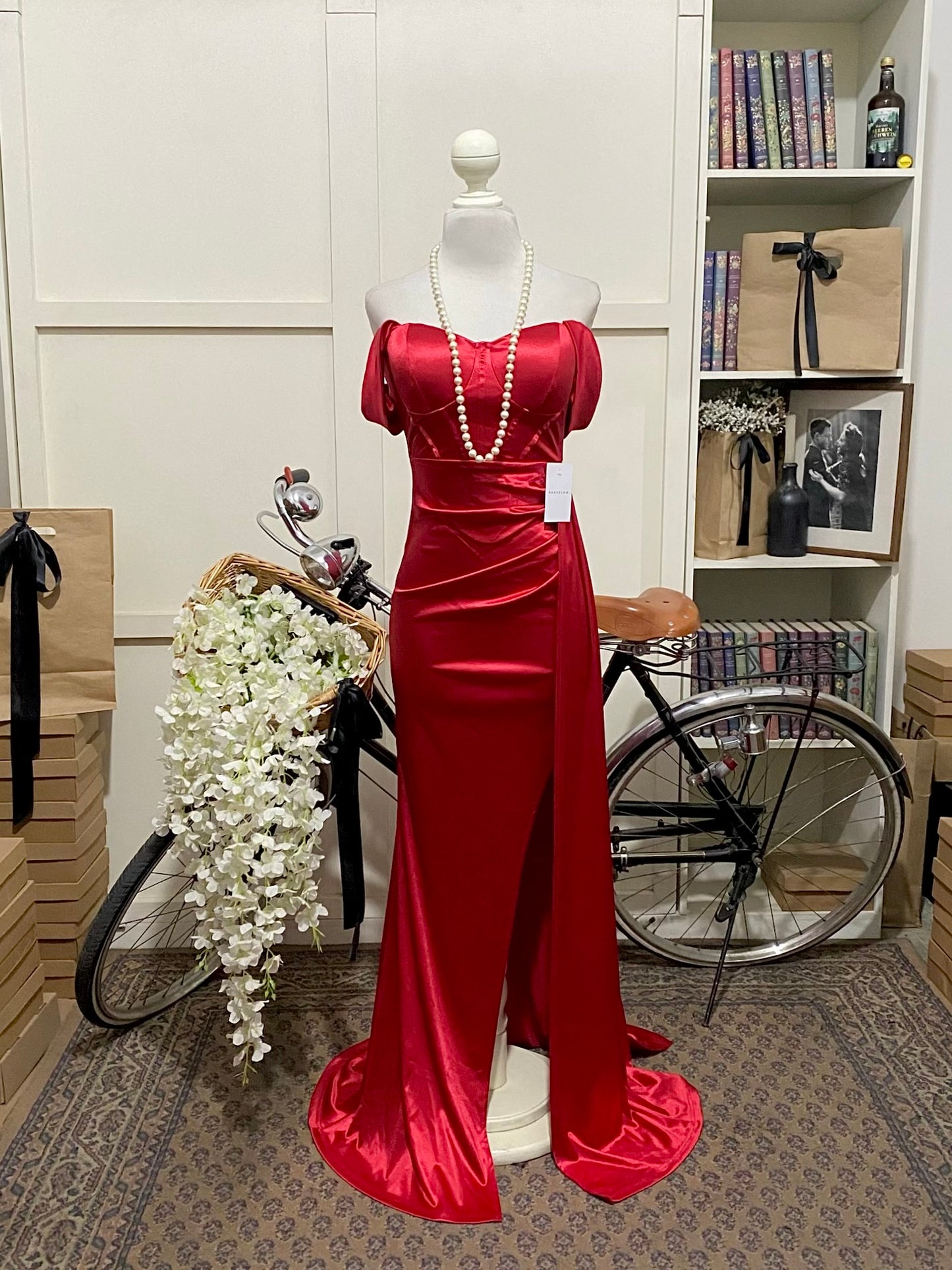 Cayetana, vestido largo ajustado rojo hombros descubiertos manga caída