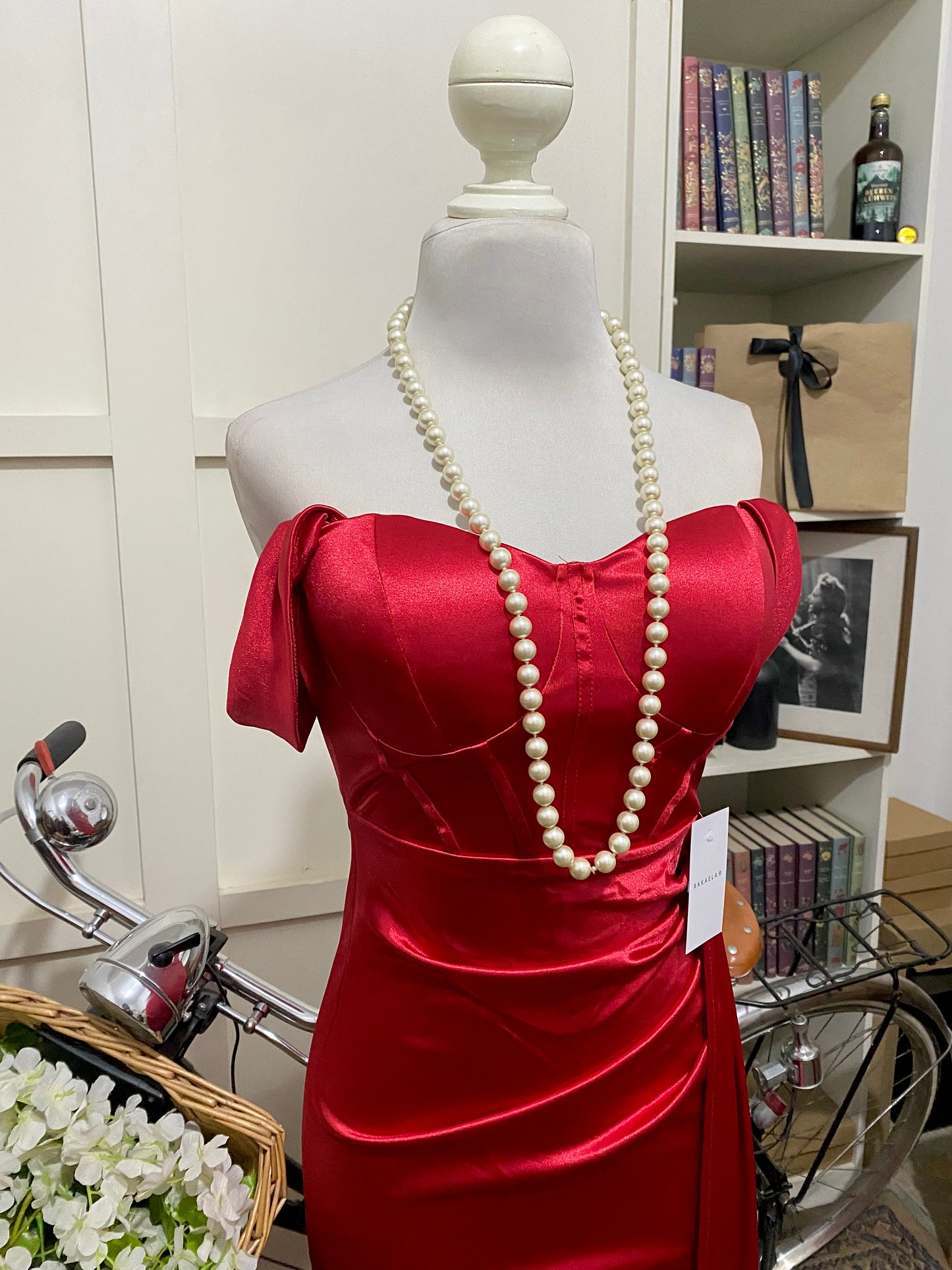Cayetana, vestido largo ajustado rojo hombros descubiertos manga caída
