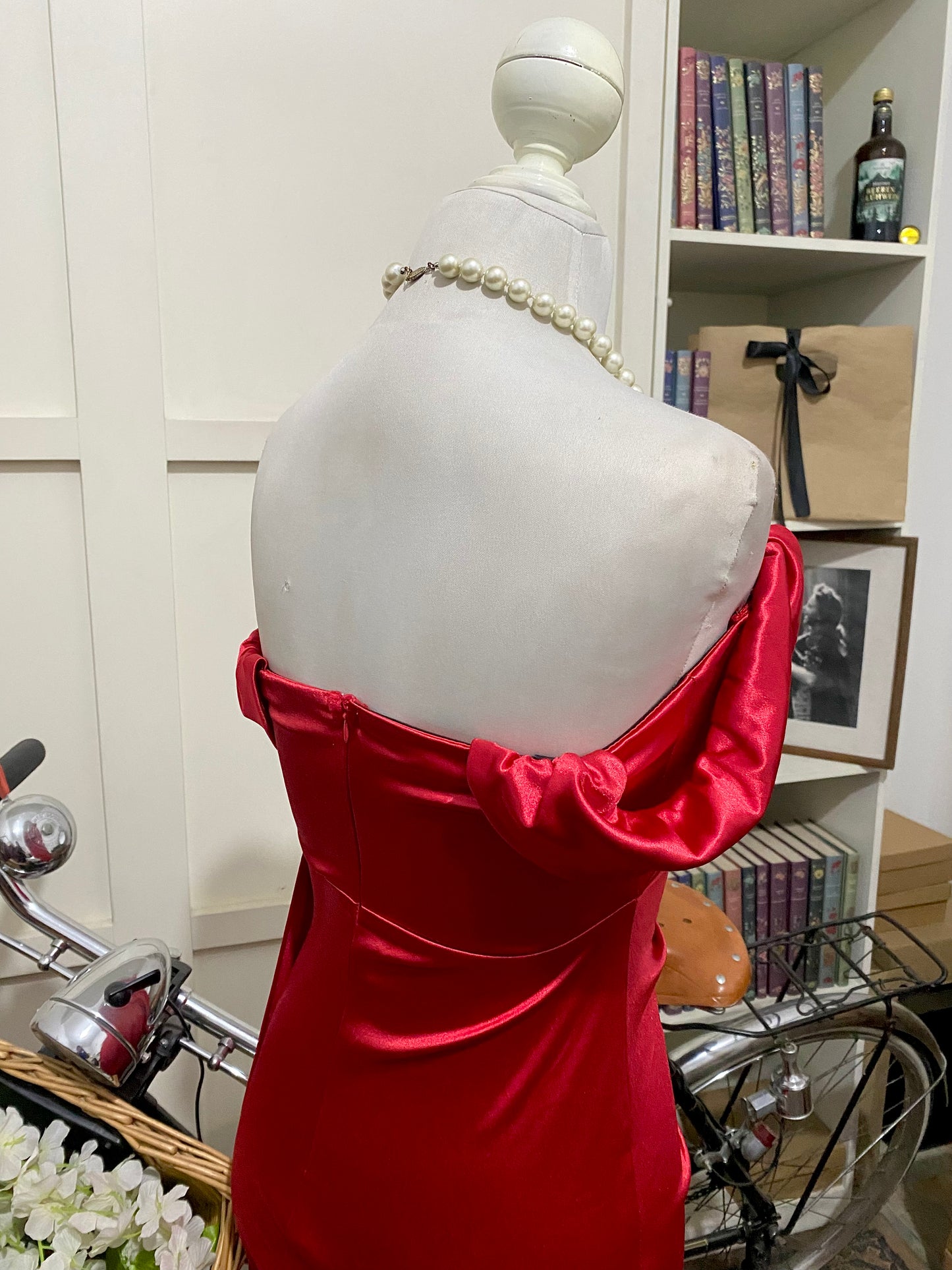 Cayetana, vestido largo ajustado rojo hombros descubiertos manga caída