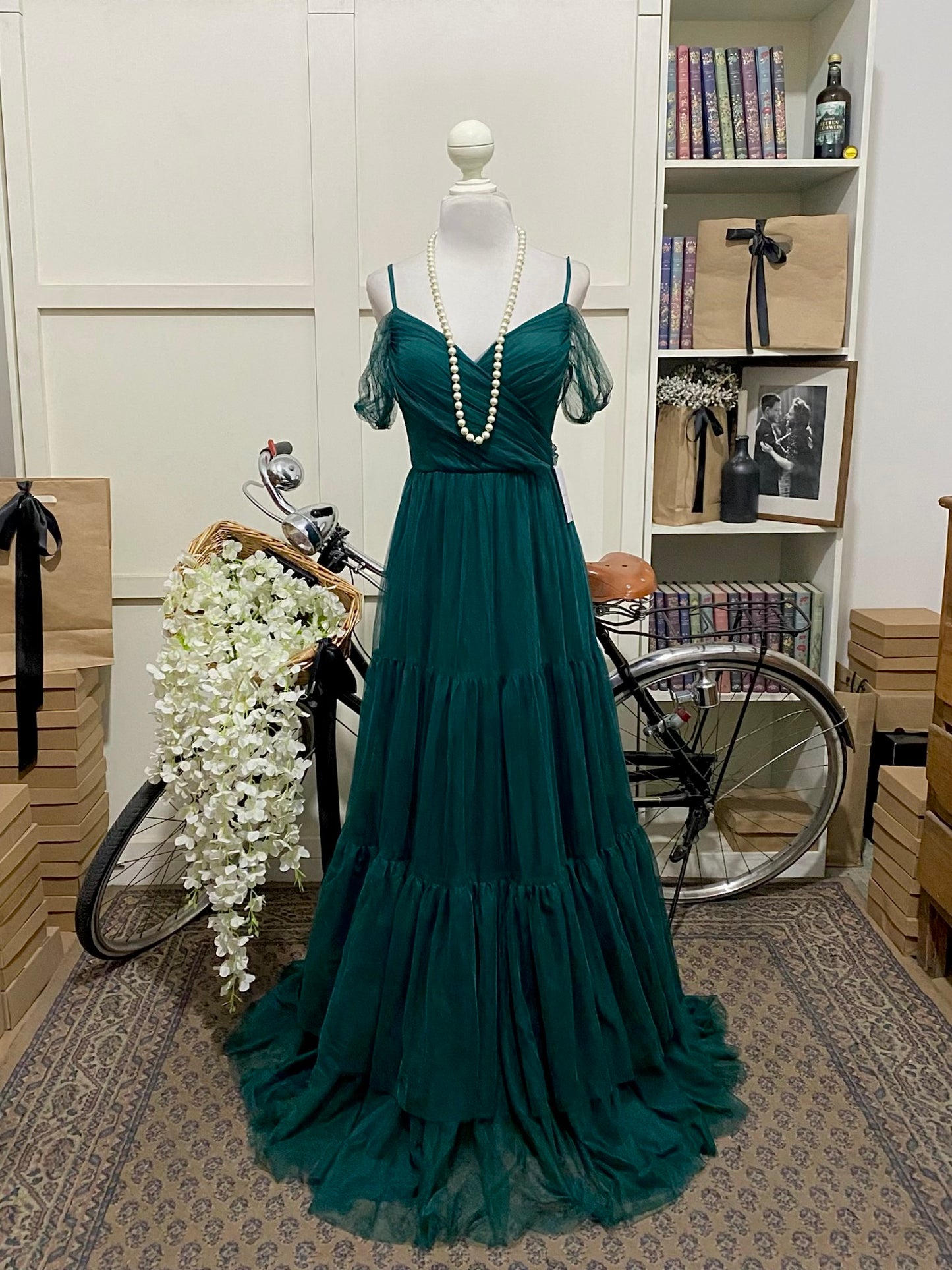Gabriela, vestido largo línea A verde oscuro tirantes manga caída
