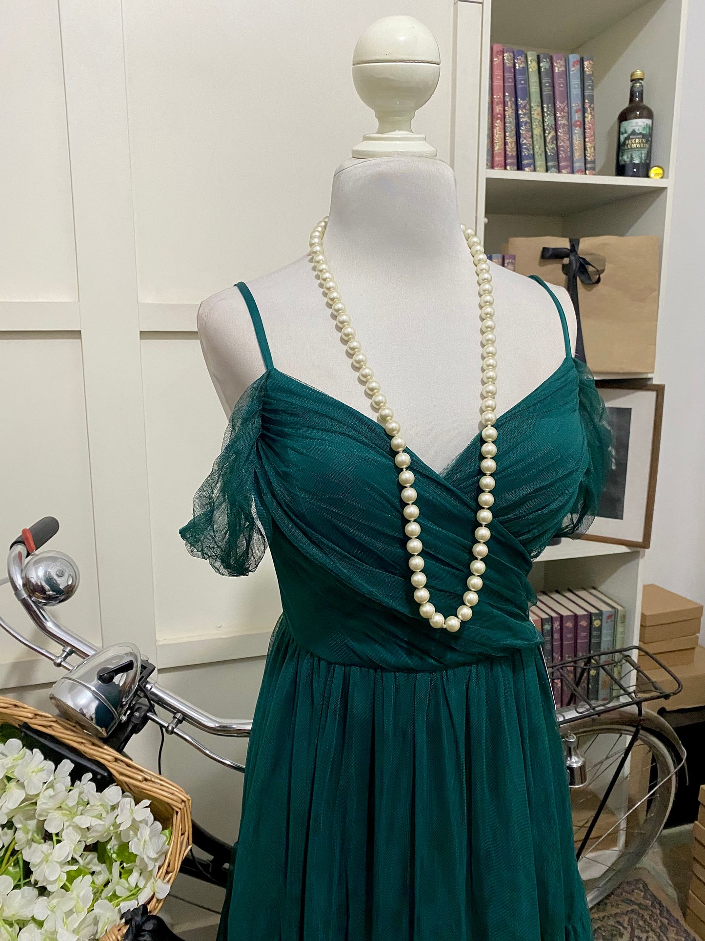 Gabriela, vestido largo línea A verde oscuro tirantes manga caída