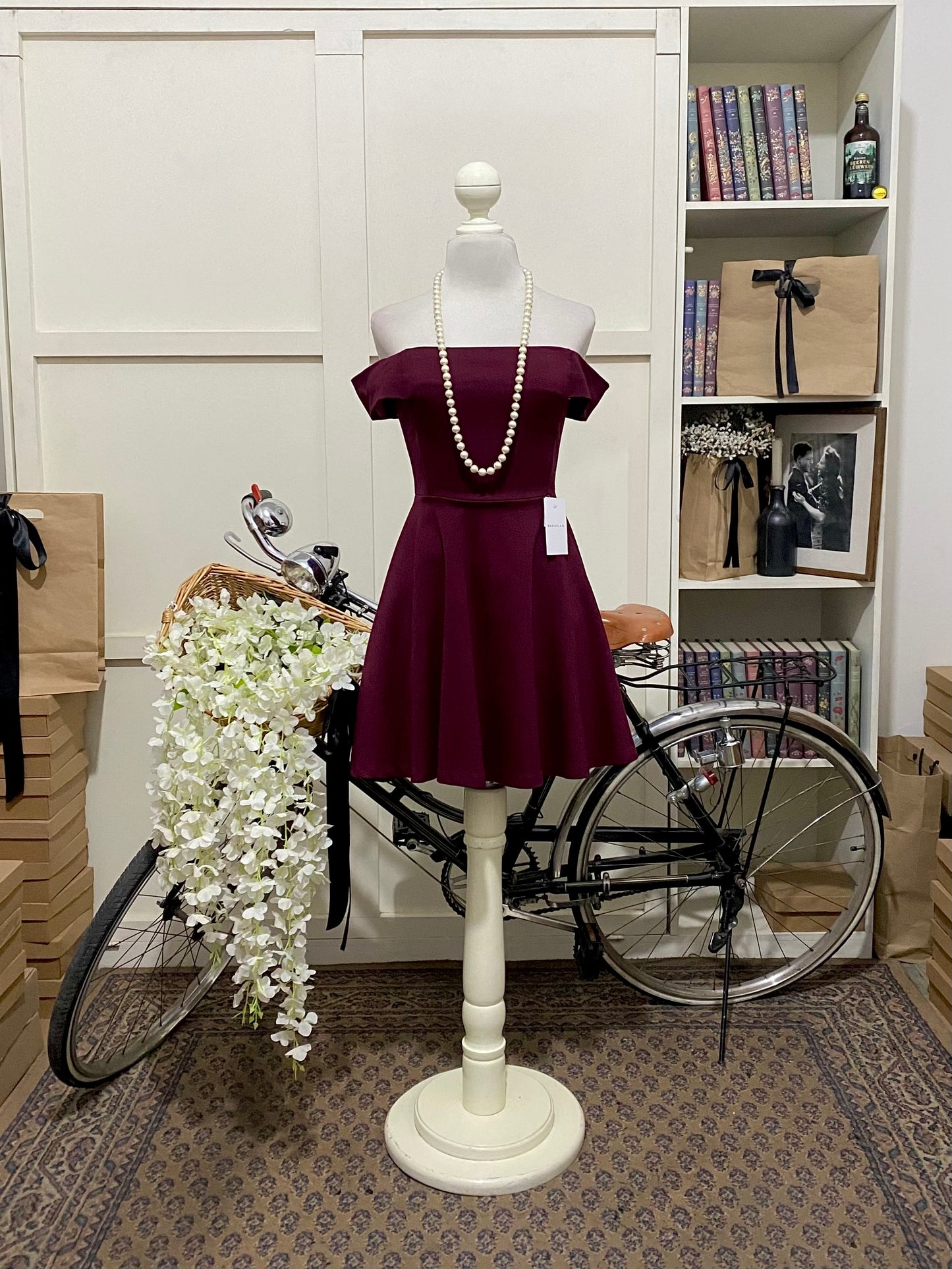 Vestido corto línea A burdeos o tinto hombros descubiertos, Brenda